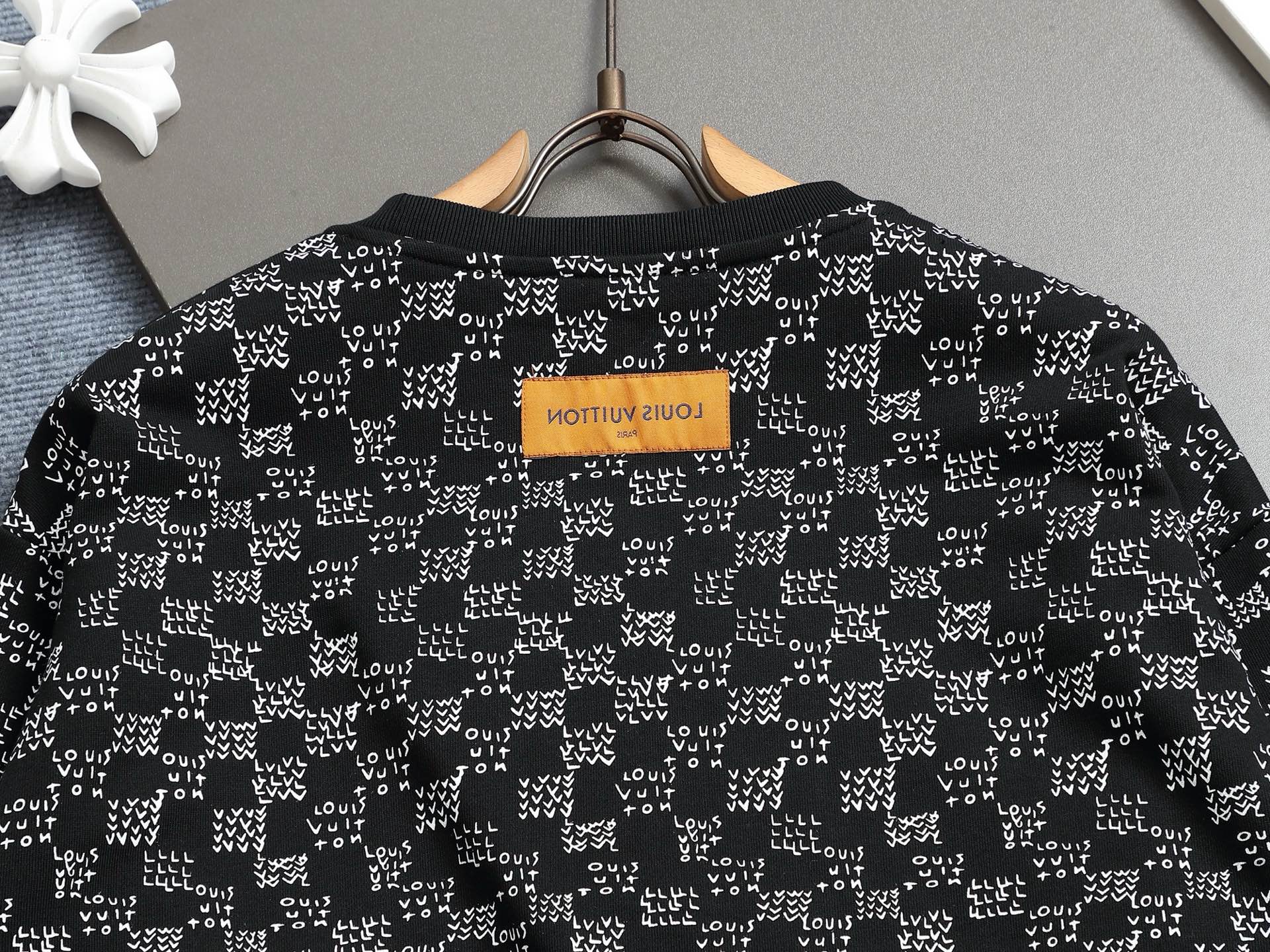 
Louis Vuitton/路易威登 经典棋盘格渐变logo
Logo标识精致升级，灵感源自八十年代复