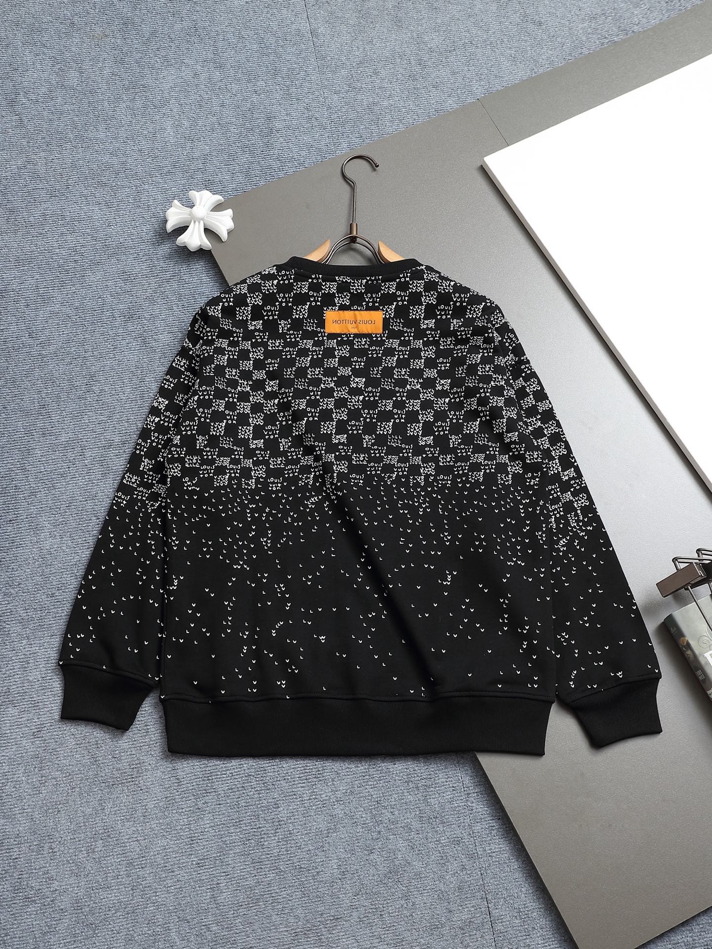 
Louis Vuitton/路易威登 经典棋盘格渐变logo
Logo标识精致升级，灵感源自八十年代复