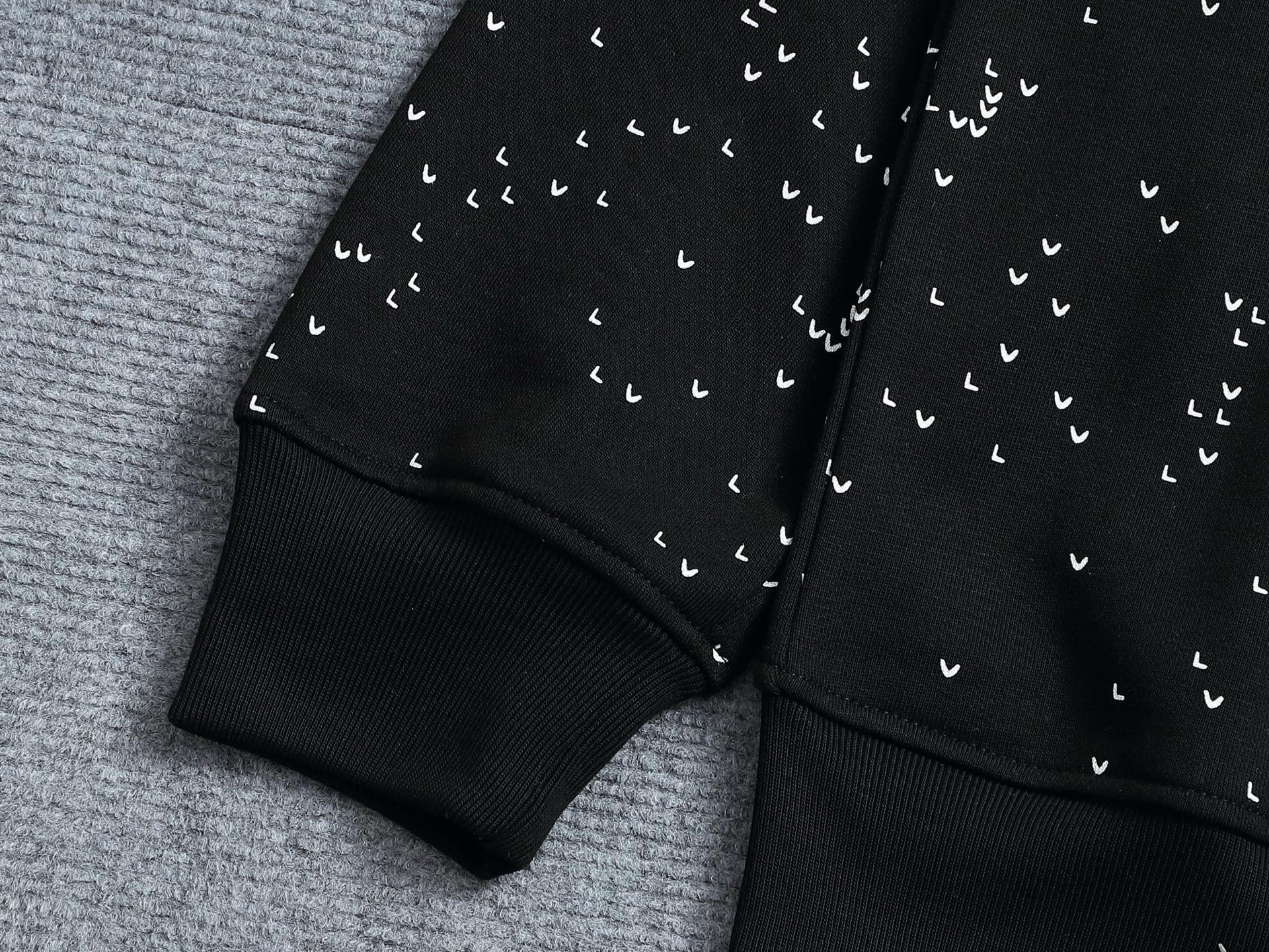 
Louis Vuitton/路易威登 经典棋盘格渐变logo
Logo标识精致升级，灵感源自八十年代复