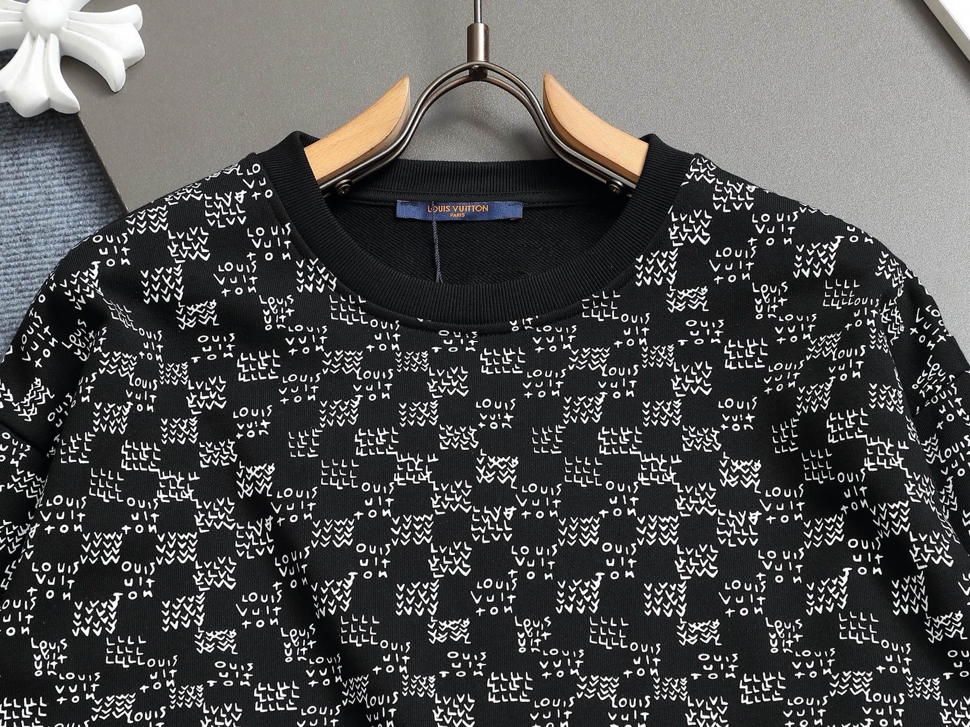 
Louis Vuitton/路易威登 经典棋盘格渐变logo
Logo标识精致升级，灵感源自八十年代复