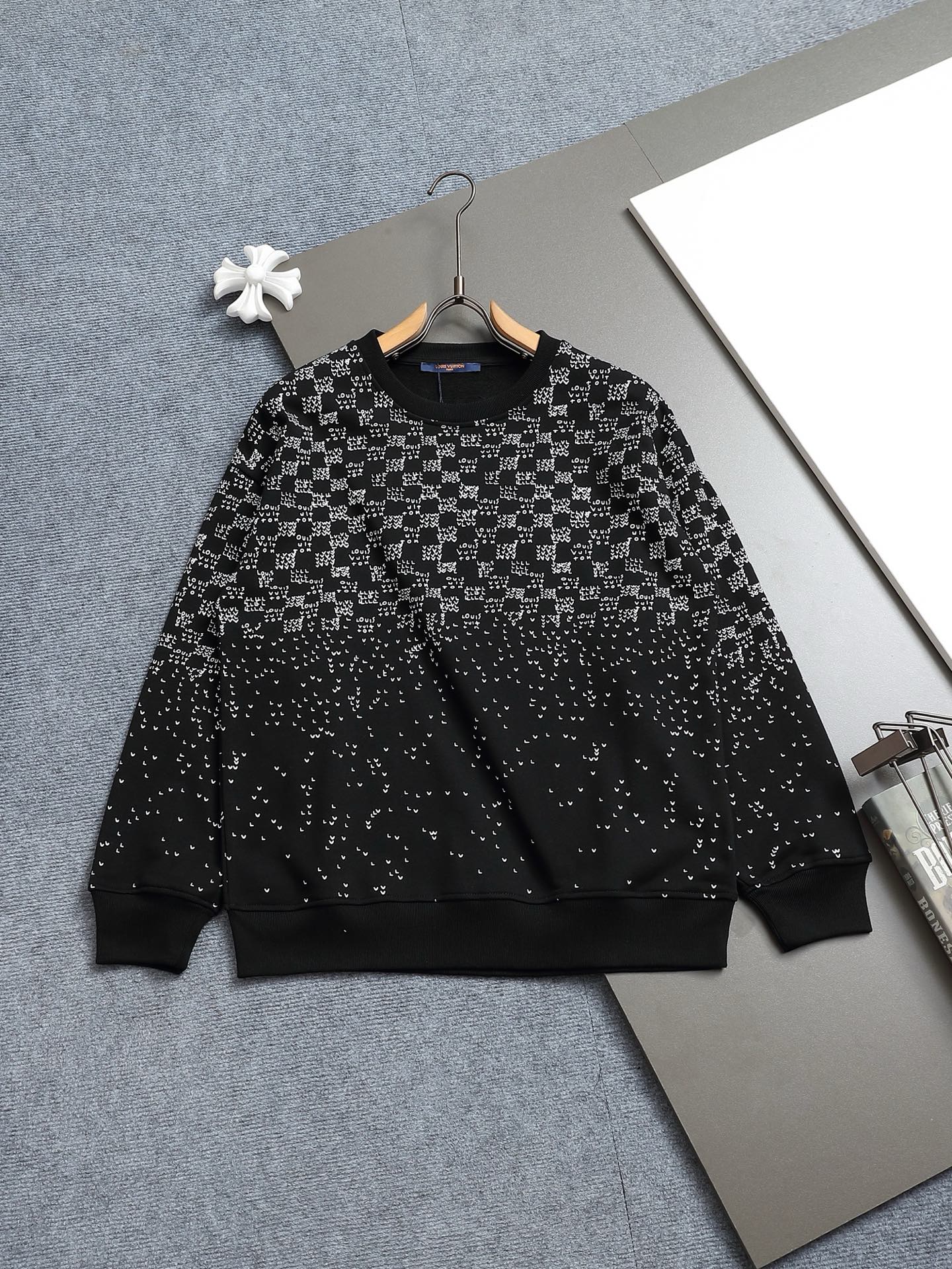 
Louis Vuitton/路易威登 经典棋盘格渐变logo
Logo标识精致升级，灵感源自八十年代复