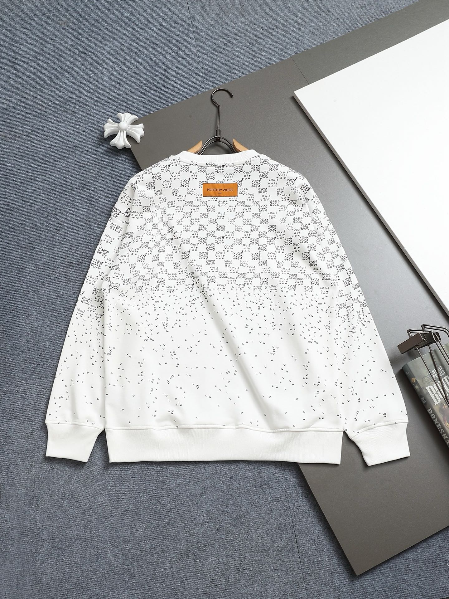 
Louis Vuitton/路易威登 经典棋盘格渐变logo
Logo标识精致升级，灵感源自八十年代复