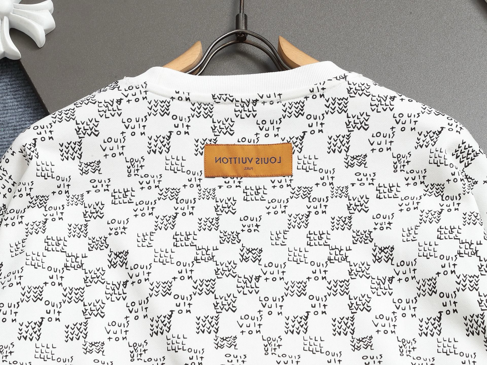 
Louis Vuitton/路易威登 经典棋盘格渐变logo
Logo标识精致升级，灵感源自八十年代复