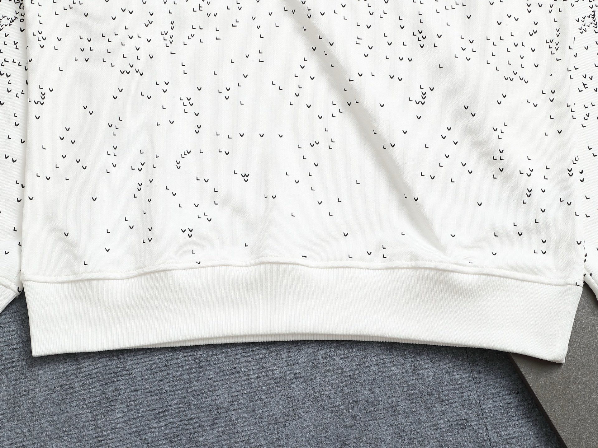 
Louis Vuitton/路易威登 经典棋盘格渐变logo
Logo标识精致升级，灵感源自八十年代复