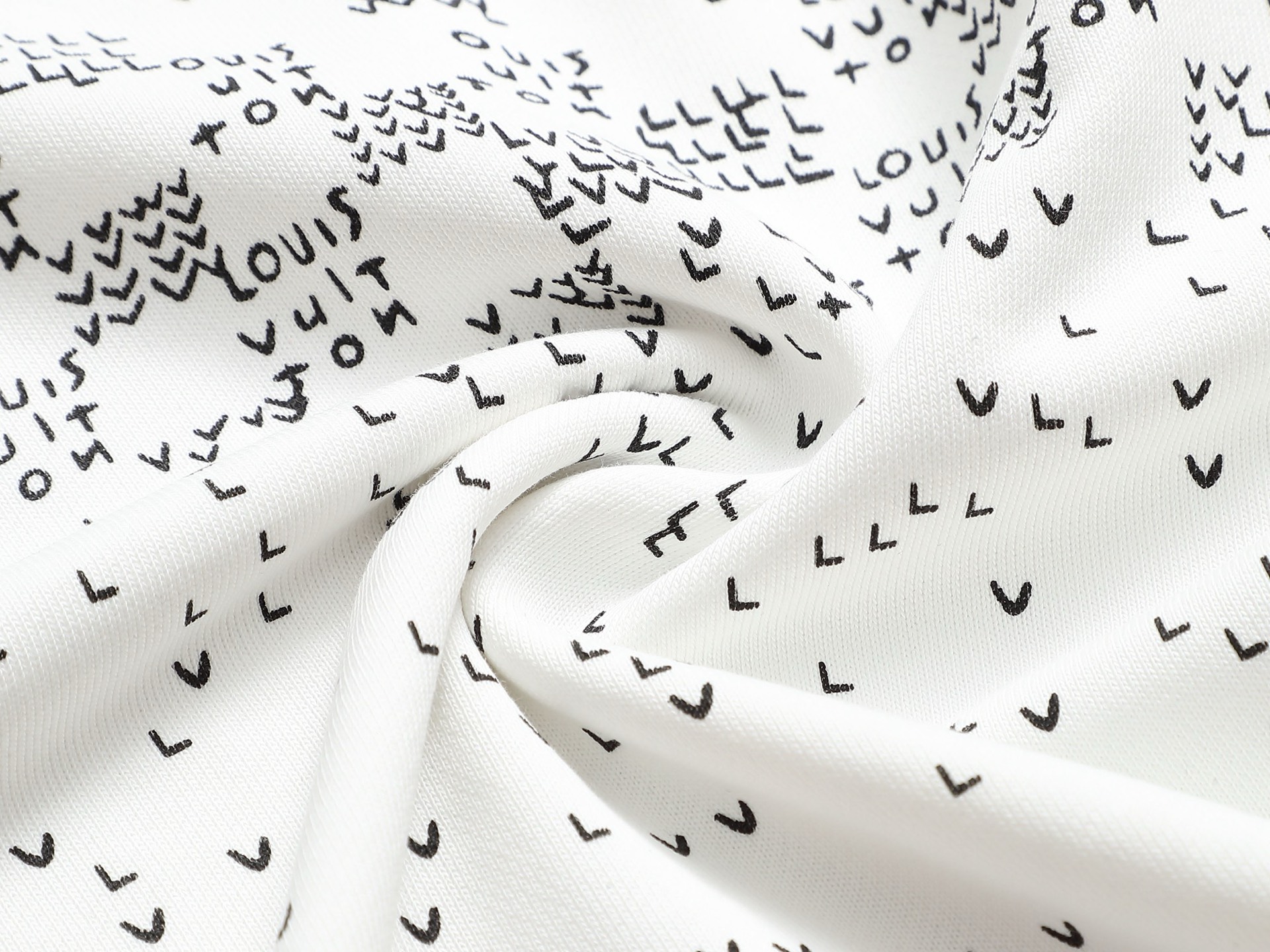 
Louis Vuitton/路易威登 经典棋盘格渐变logo
Logo标识精致升级，灵感源自八十年代复