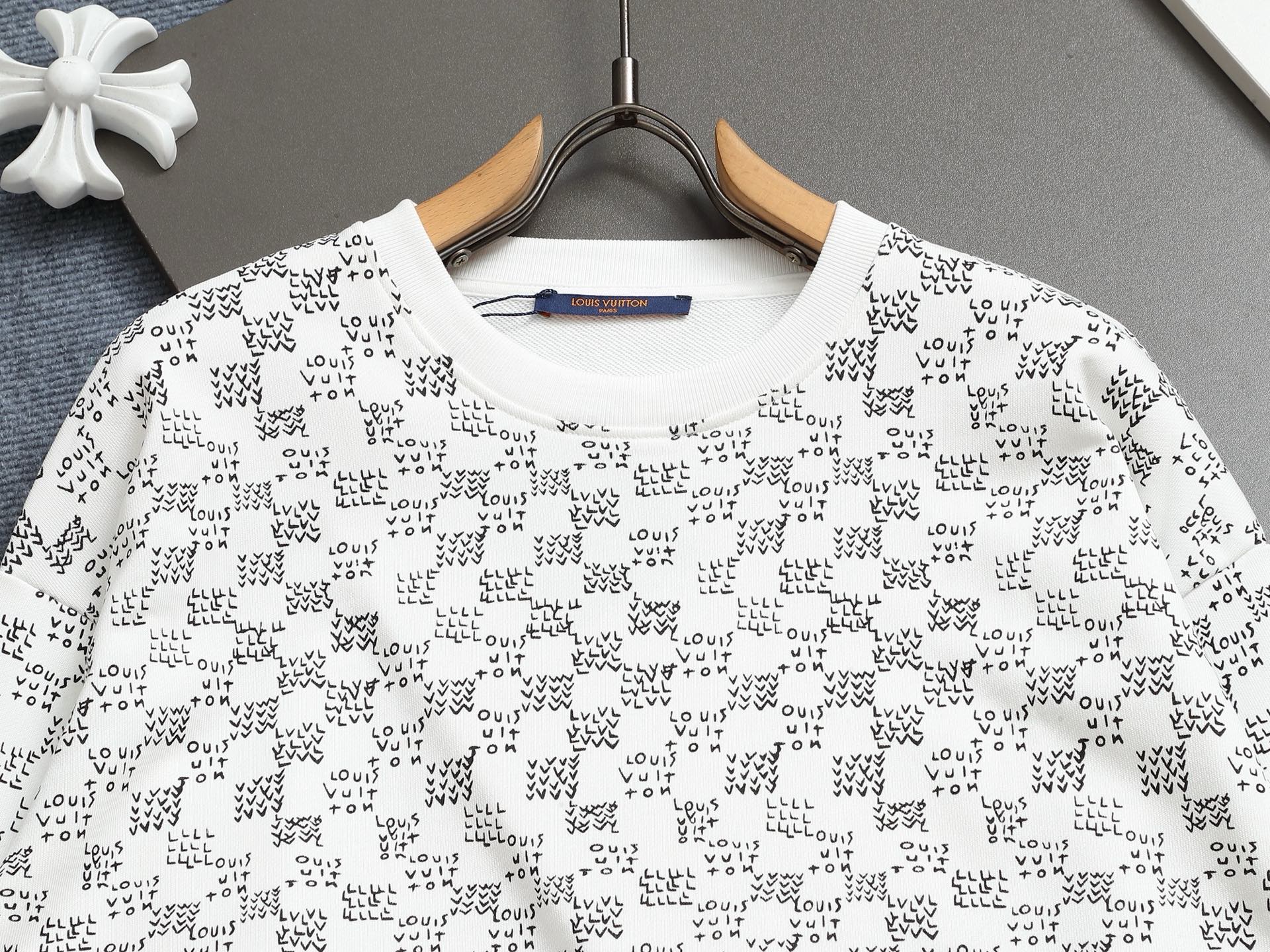 
Louis Vuitton/路易威登 经典棋盘格渐变logo
Logo标识精致升级，灵感源自八十年代复