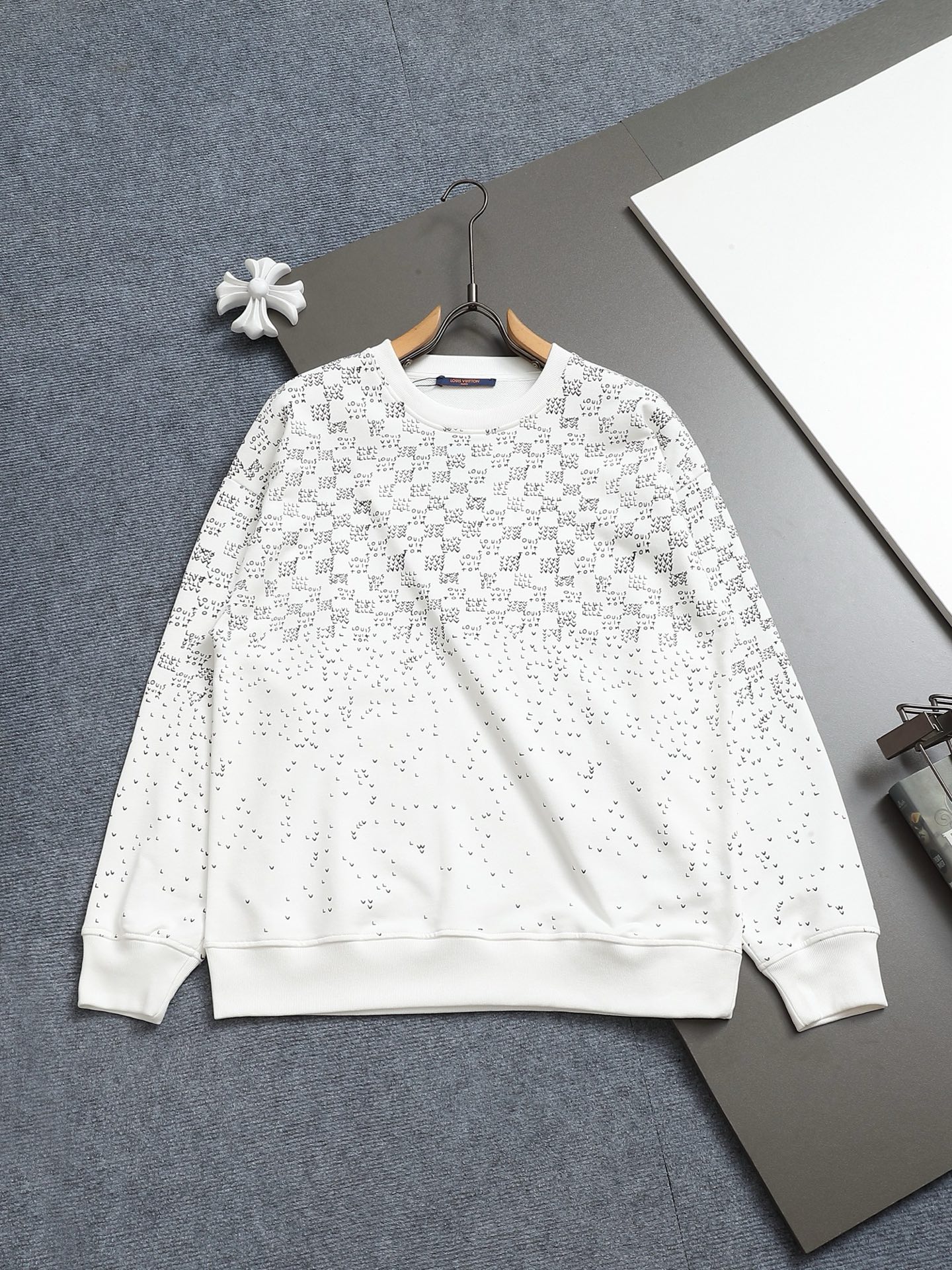 
Louis Vuitton/路易威登 经典棋盘格渐变logo
Logo标识精致升级，灵感源自八十年代复