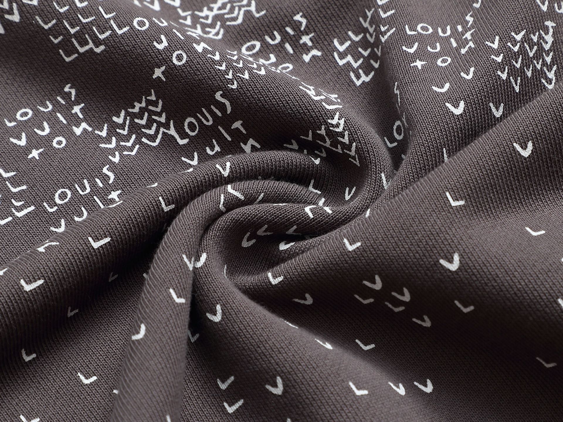 
Louis Vuitton/路易威登 经典棋盘格渐变logo
Logo标识精致升级，灵感源自八十年代复