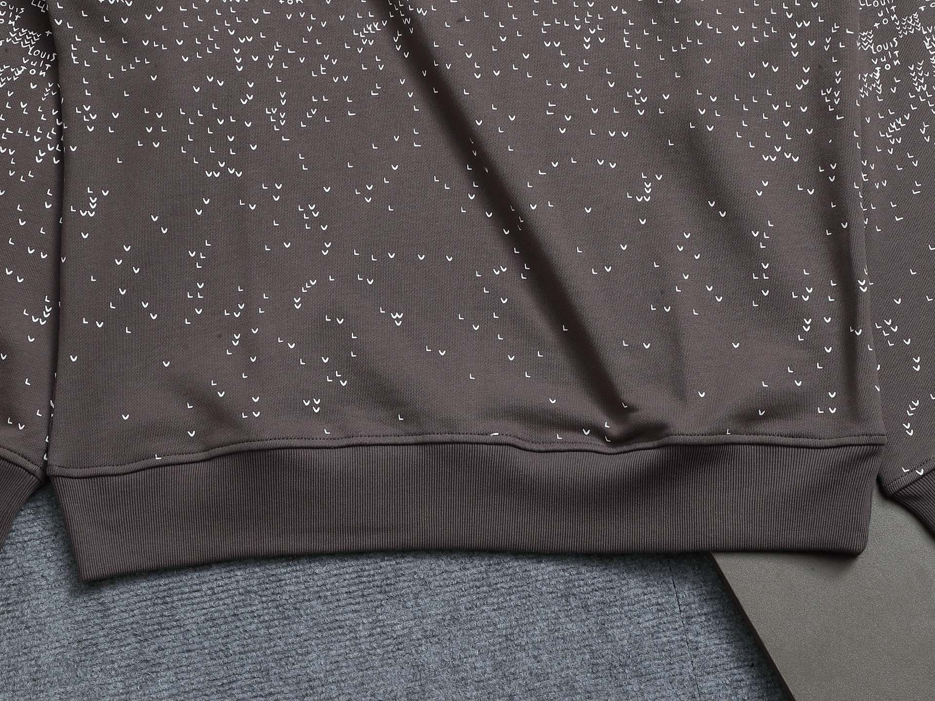 
Louis Vuitton/路易威登 经典棋盘格渐变logo
Logo标识精致升级，灵感源自八十年代复