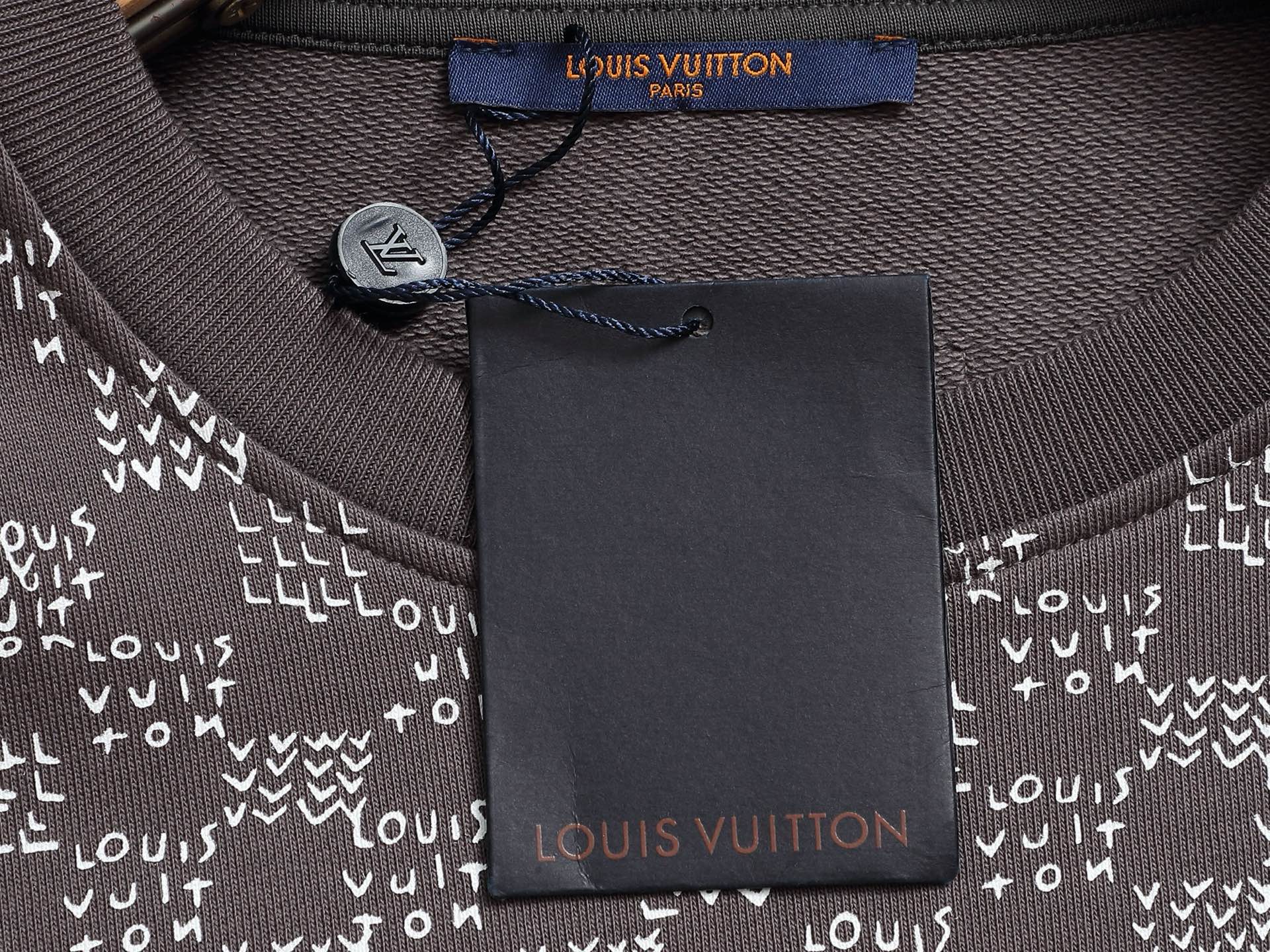 
Louis Vuitton/路易威登 经典棋盘格渐变logo
Logo标识精致升级，灵感源自八十年代复