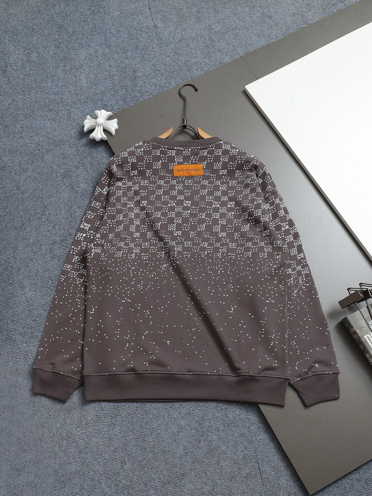 
Louis Vuitton/路易威登 经典棋盘格渐变logo
Logo标识精致升级，灵感源自八十年代复