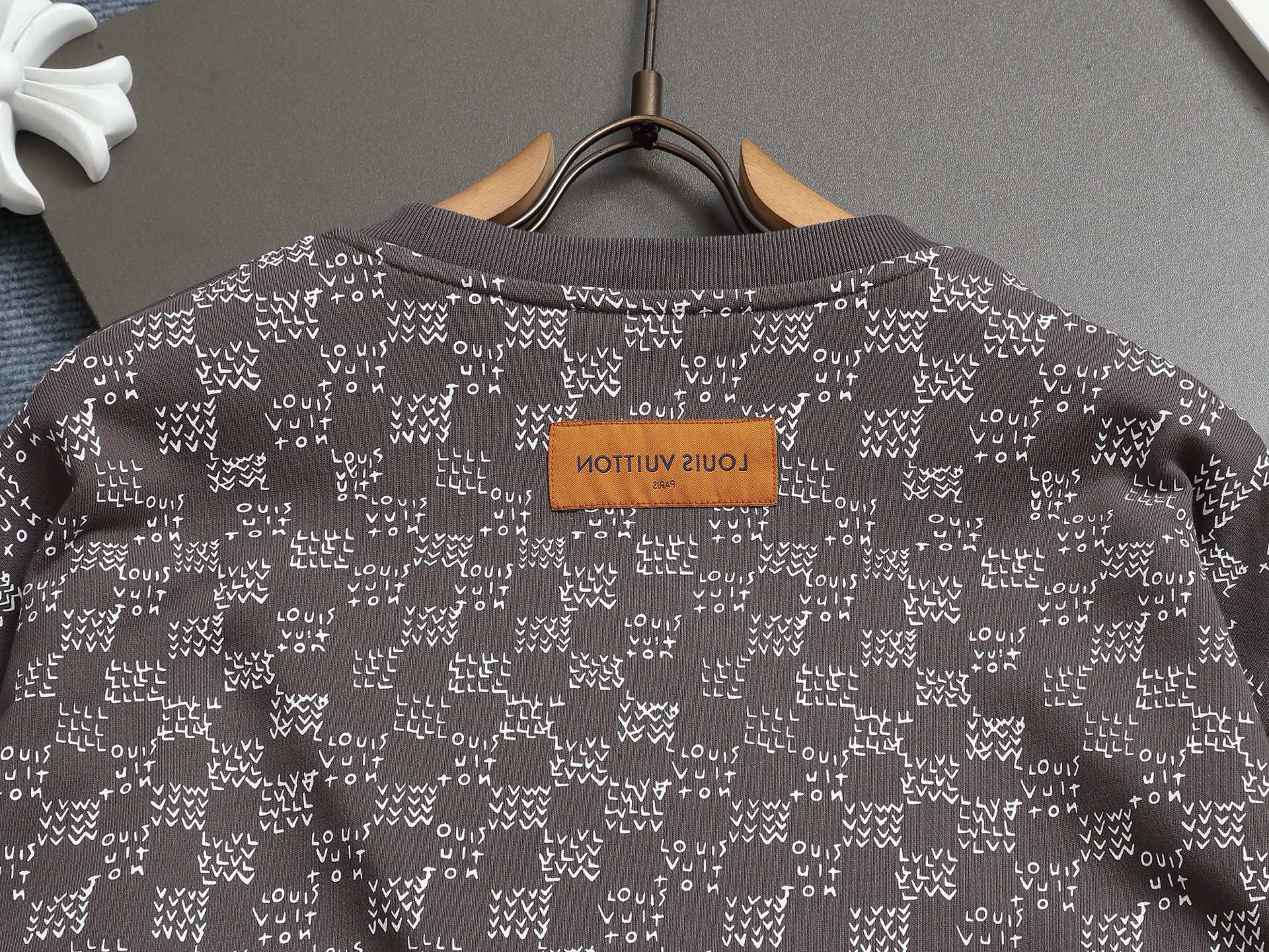 
Louis Vuitton/路易威登 经典棋盘格渐变logo
Logo标识精致升级，灵感源自八十年代复