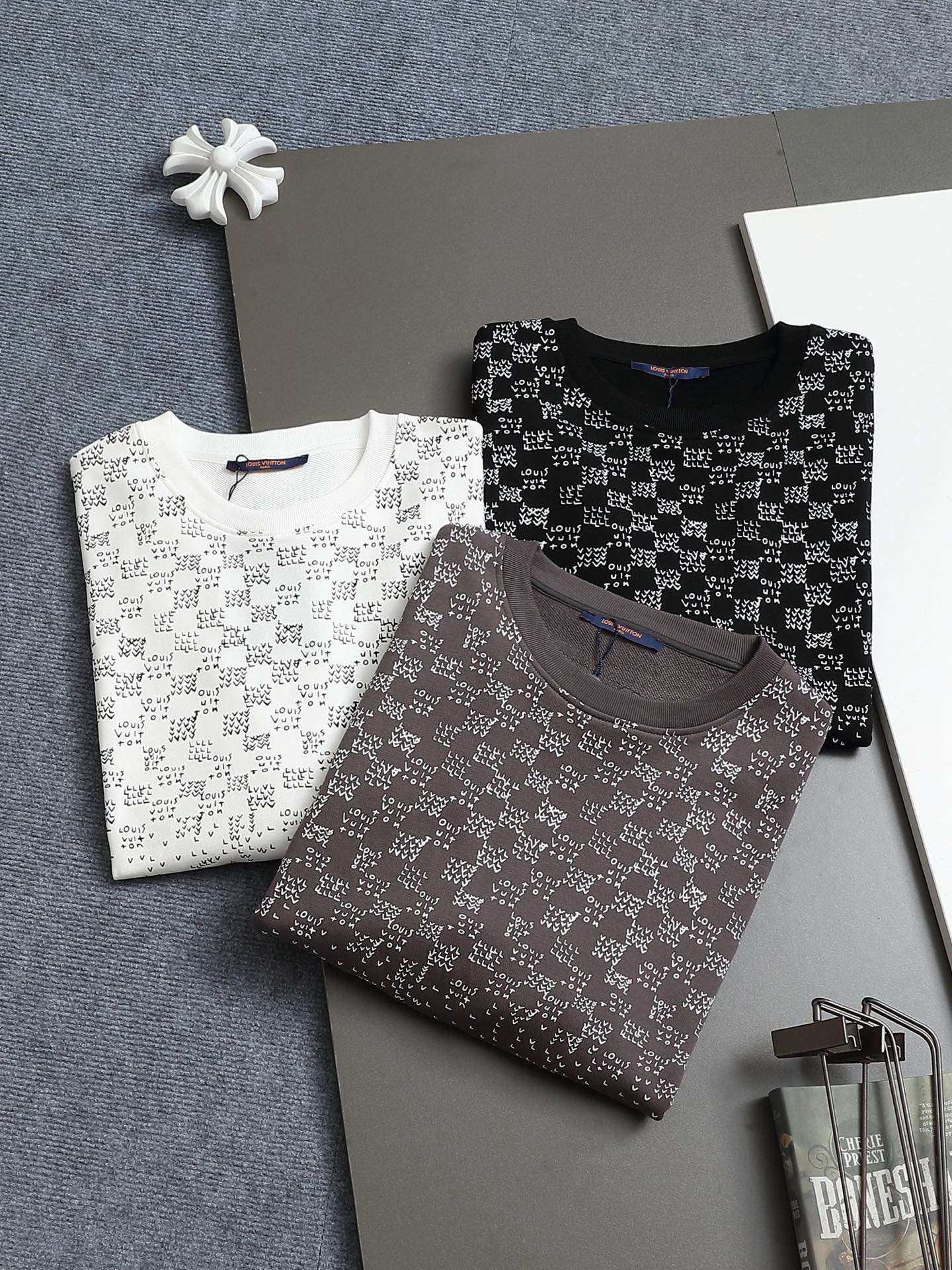 
Louis Vuitton/路易威登 经典棋盘格渐变logo
Logo标识精致升级，灵感源自八十年代复