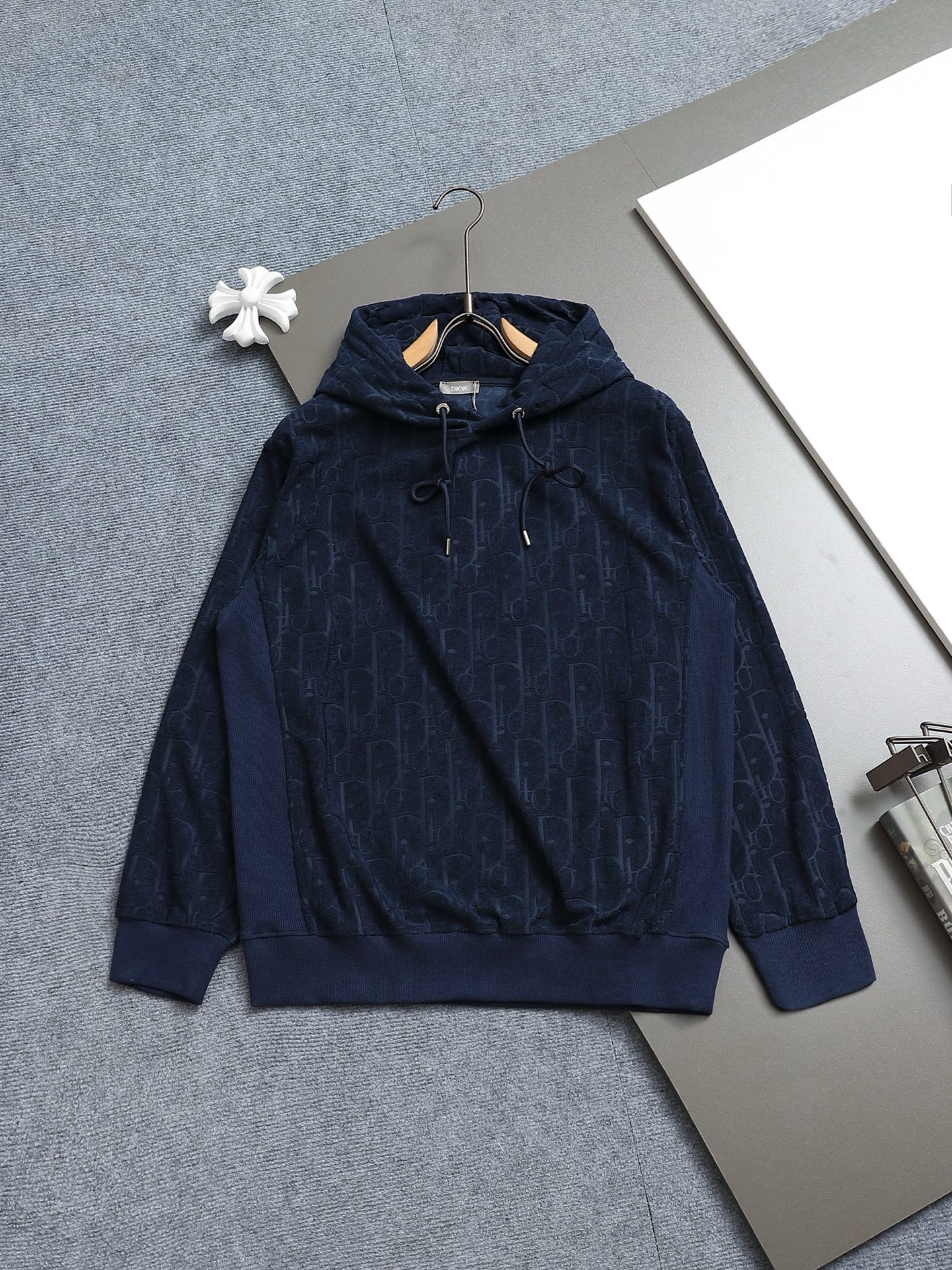 
DIOR迪奥 CD字母暗纹提花 Logo标识精致升级，灵感源自八十年代复古 毛巾
原版面料 官方同款 