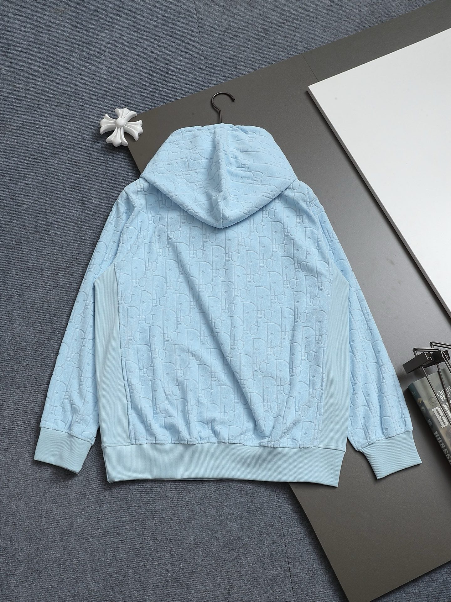 
DIOR迪奥 CD字母暗纹提花 Logo标识精致升级，灵感源自八十年代复古 毛巾
原版面料 官方同款 