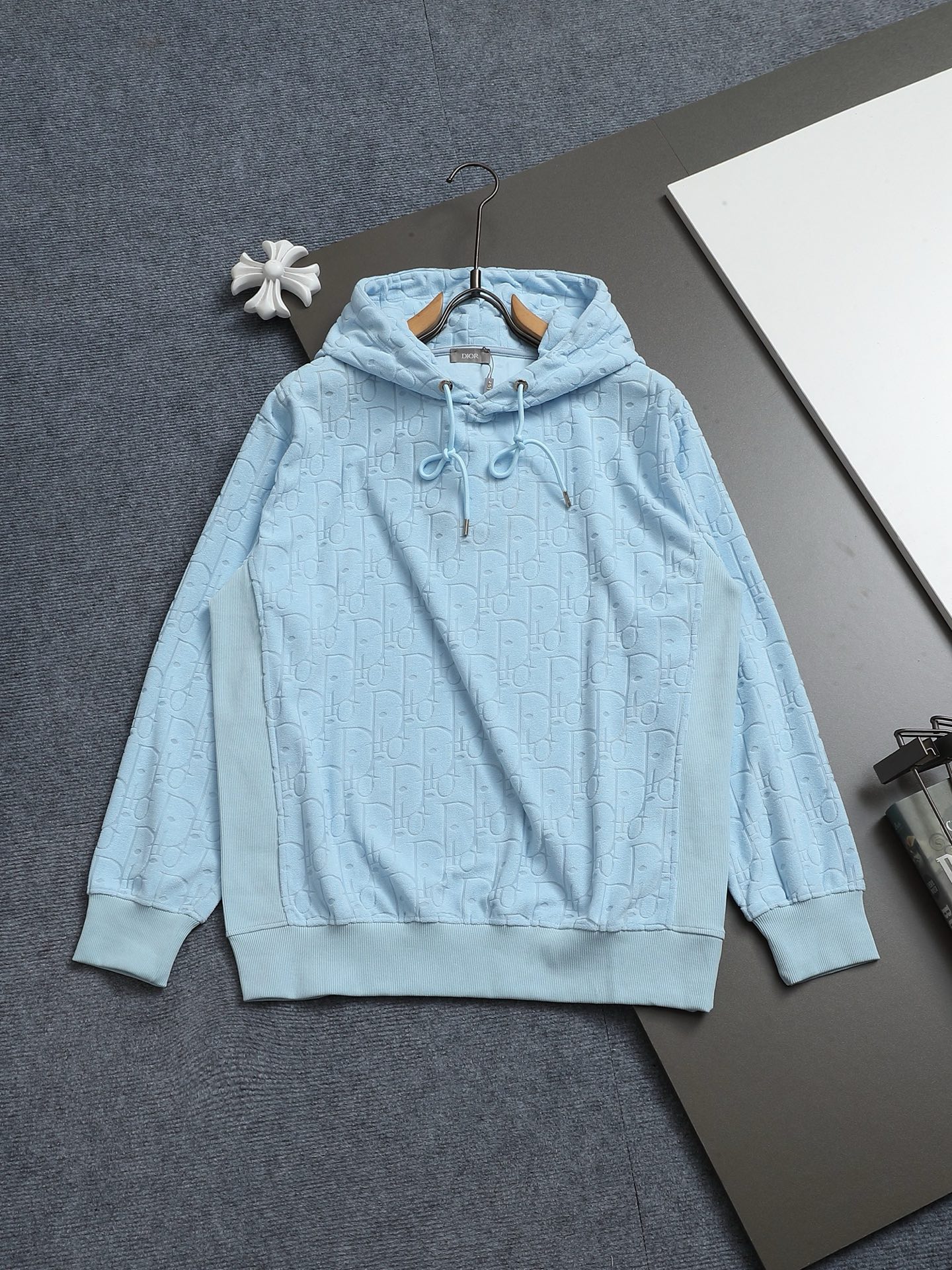 
DIOR迪奥 CD字母暗纹提花 Logo标识精致升级，灵感源自八十年代复古 毛巾
原版面料 官方同款 