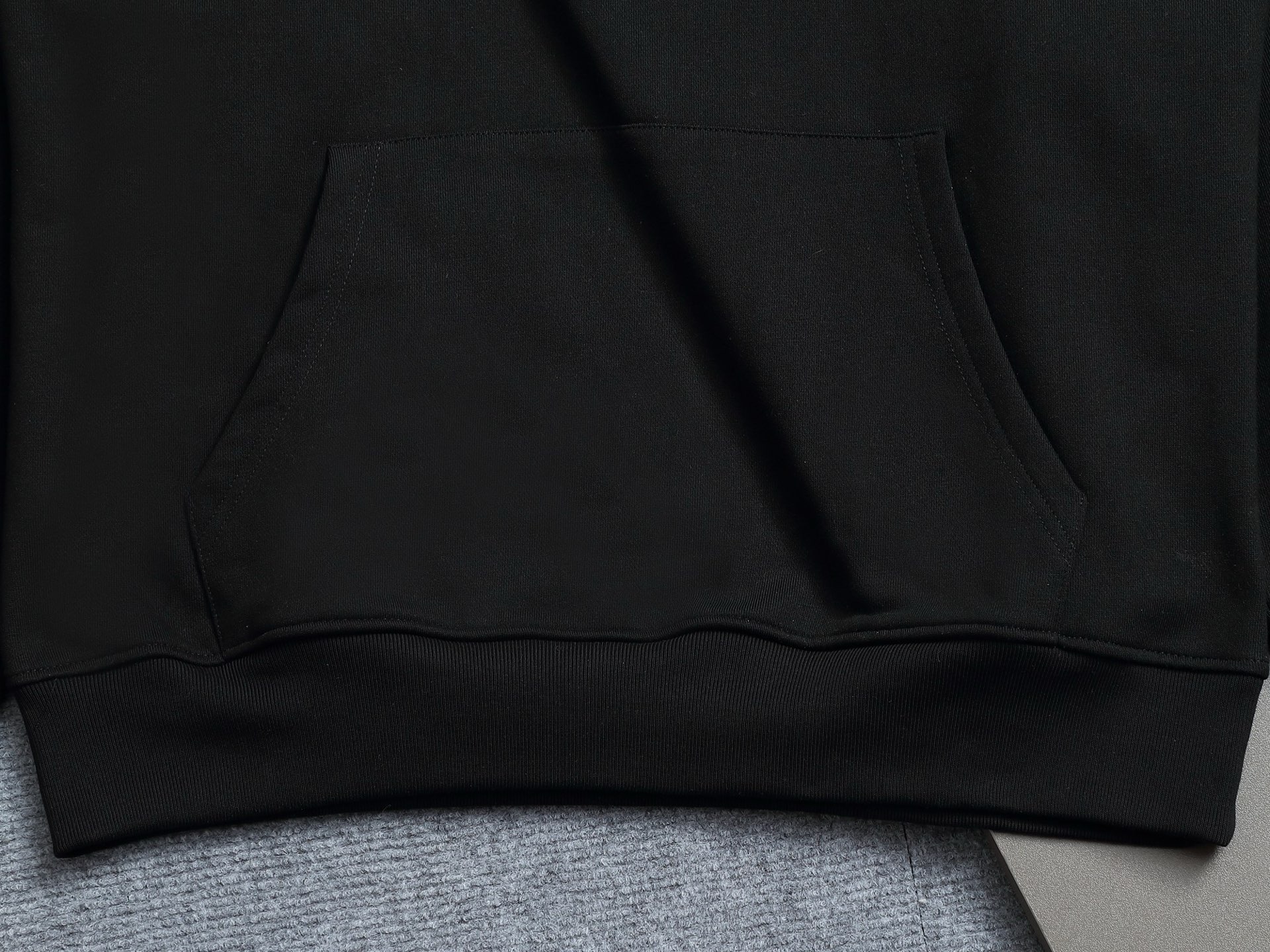 
Gucci 古驰    超级经典刺绣纯色logo
标识精致升级，灵感源自八十年代复古款式
原版面料 官