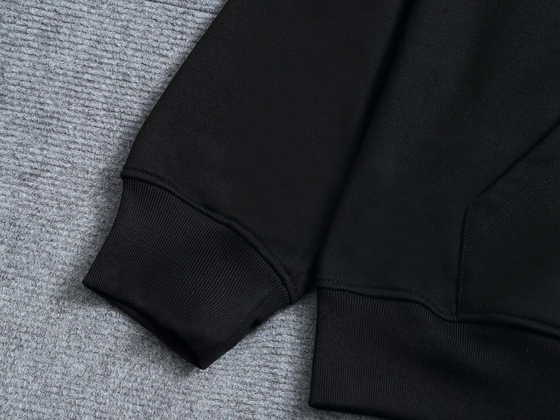 
Gucci 古驰    超级经典刺绣纯色logo
标识精致升级，灵感源自八十年代复古款式
原版面料 官