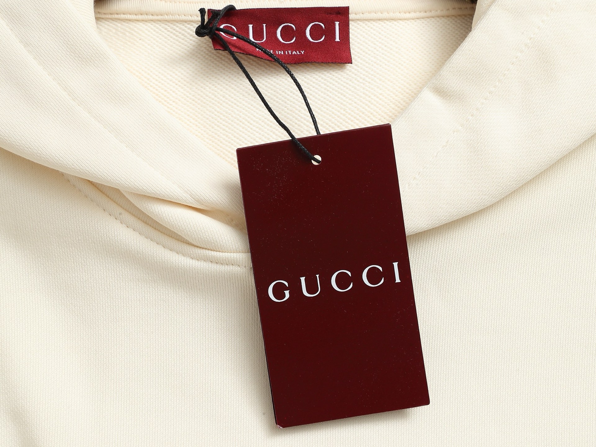 
Gucci 古驰    超级经典刺绣纯色logo
标识精致升级，灵感源自八十年代复古款式
原版面料 官