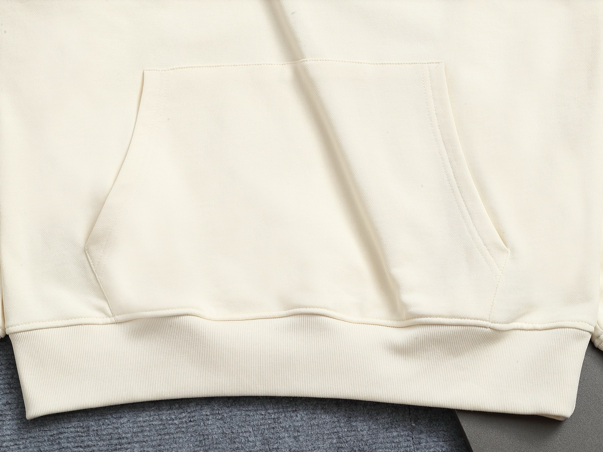 
Gucci 古驰    超级经典刺绣纯色logo
标识精致升级，灵感源自八十年代复古款式
原版面料 官