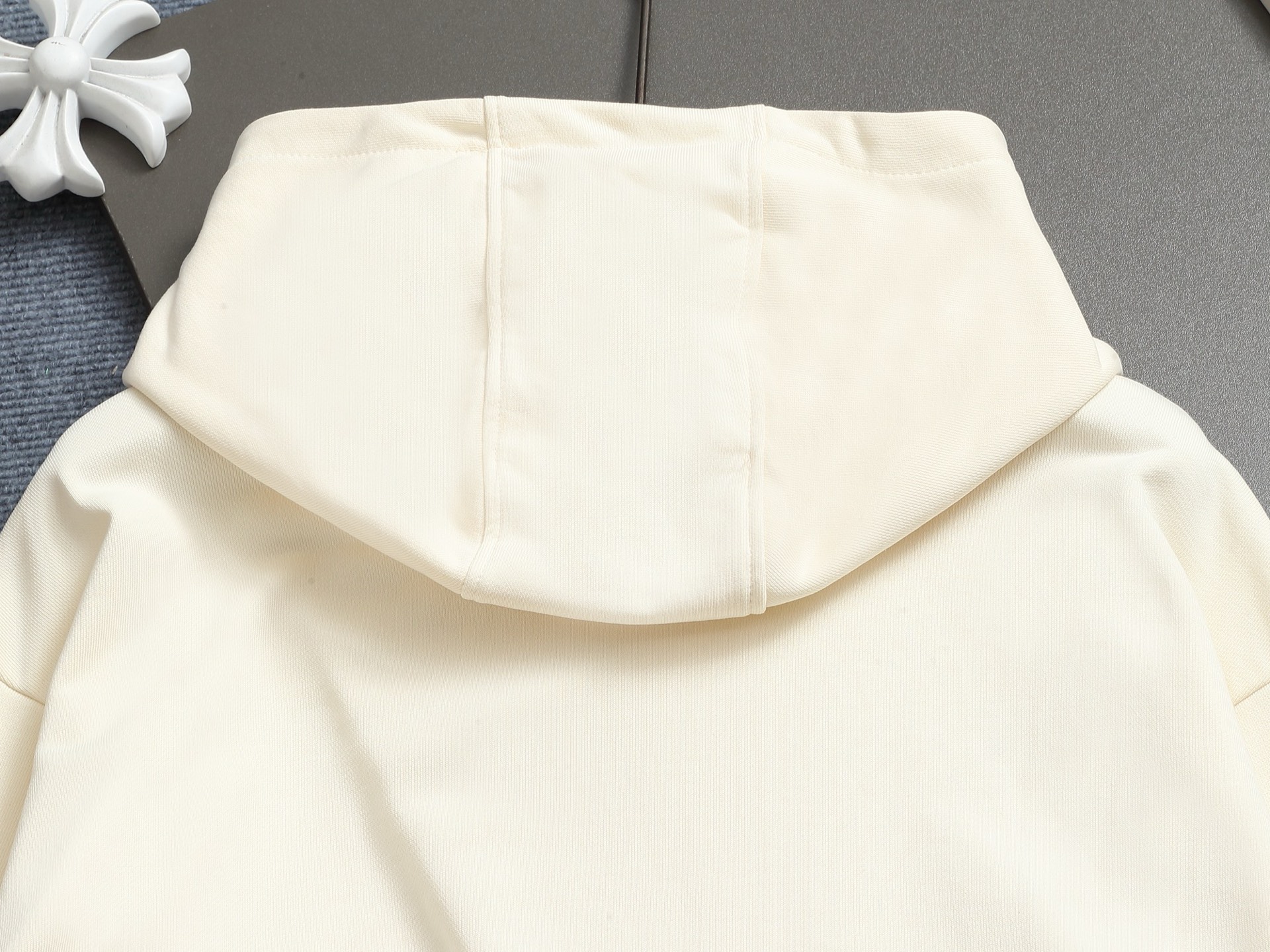 
Gucci 古驰    超级经典刺绣纯色logo
标识精致升级，灵感源自八十年代复古款式
原版面料 官