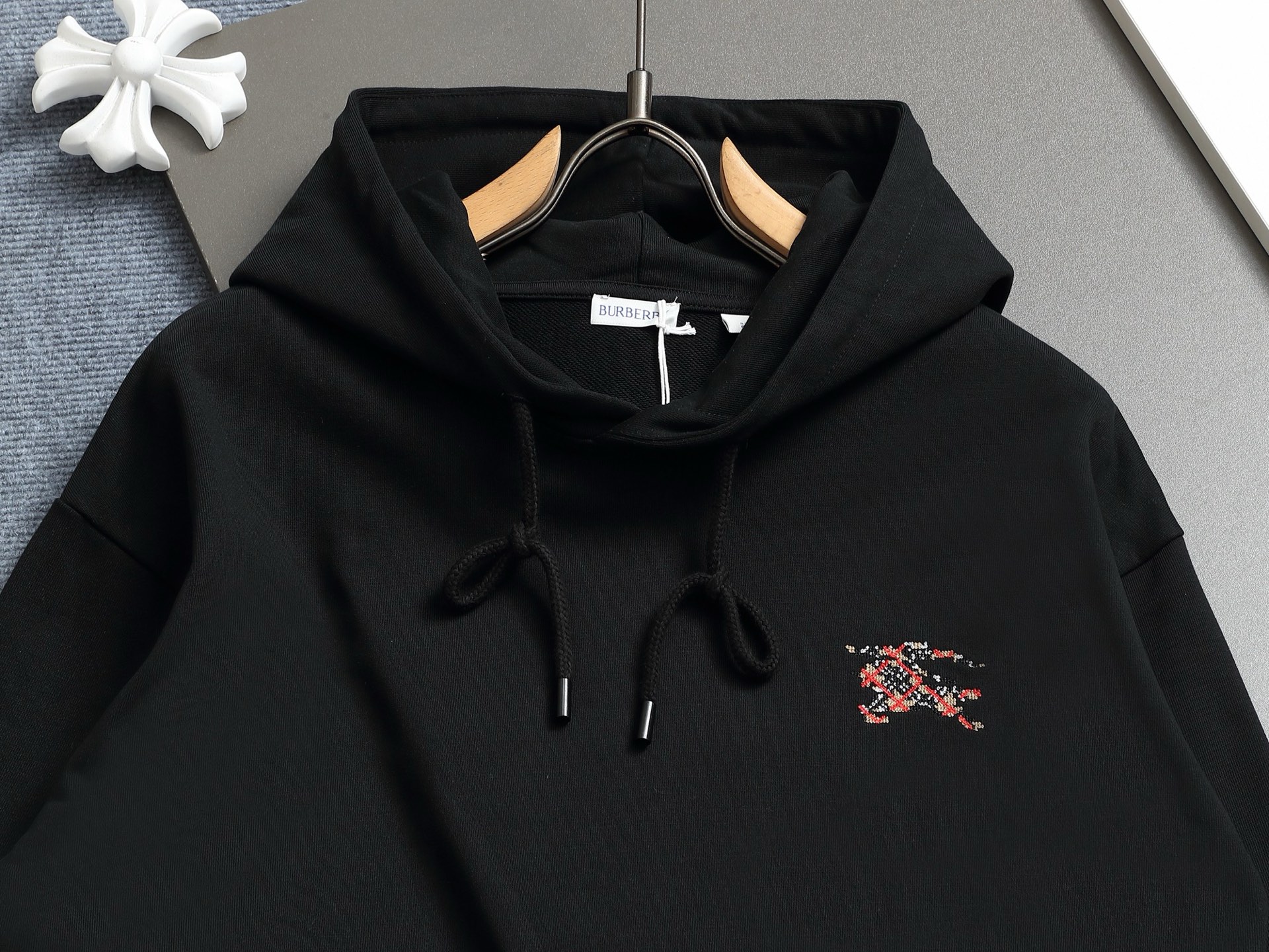 
BURBERRY 巴宝莉 Logo经典战马         TB标识印花 精致升级，灵感源自八十年代复