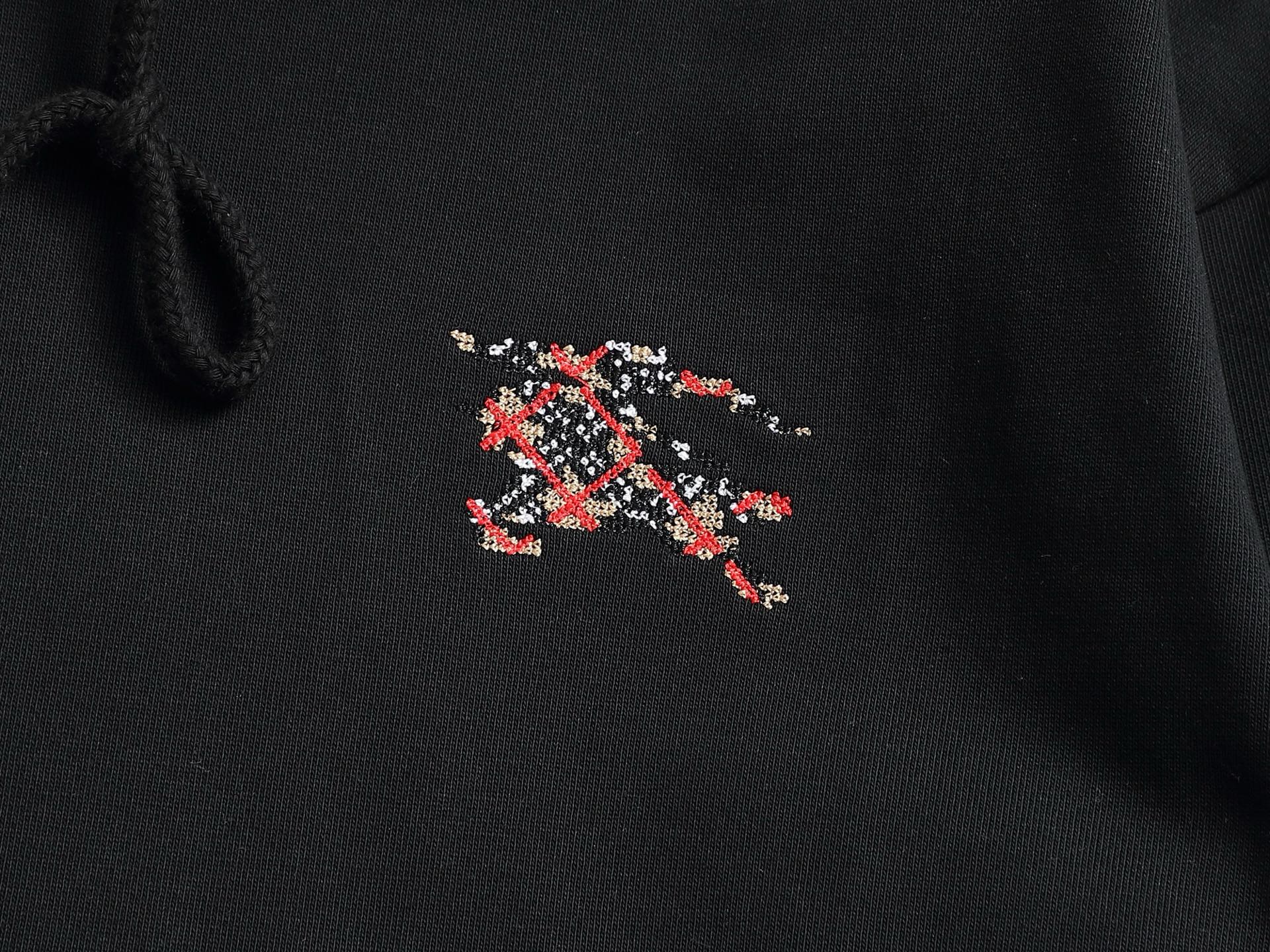 
BURBERRY 巴宝莉 Logo经典战马         TB标识印花 精致升级，灵感源自八十年代复