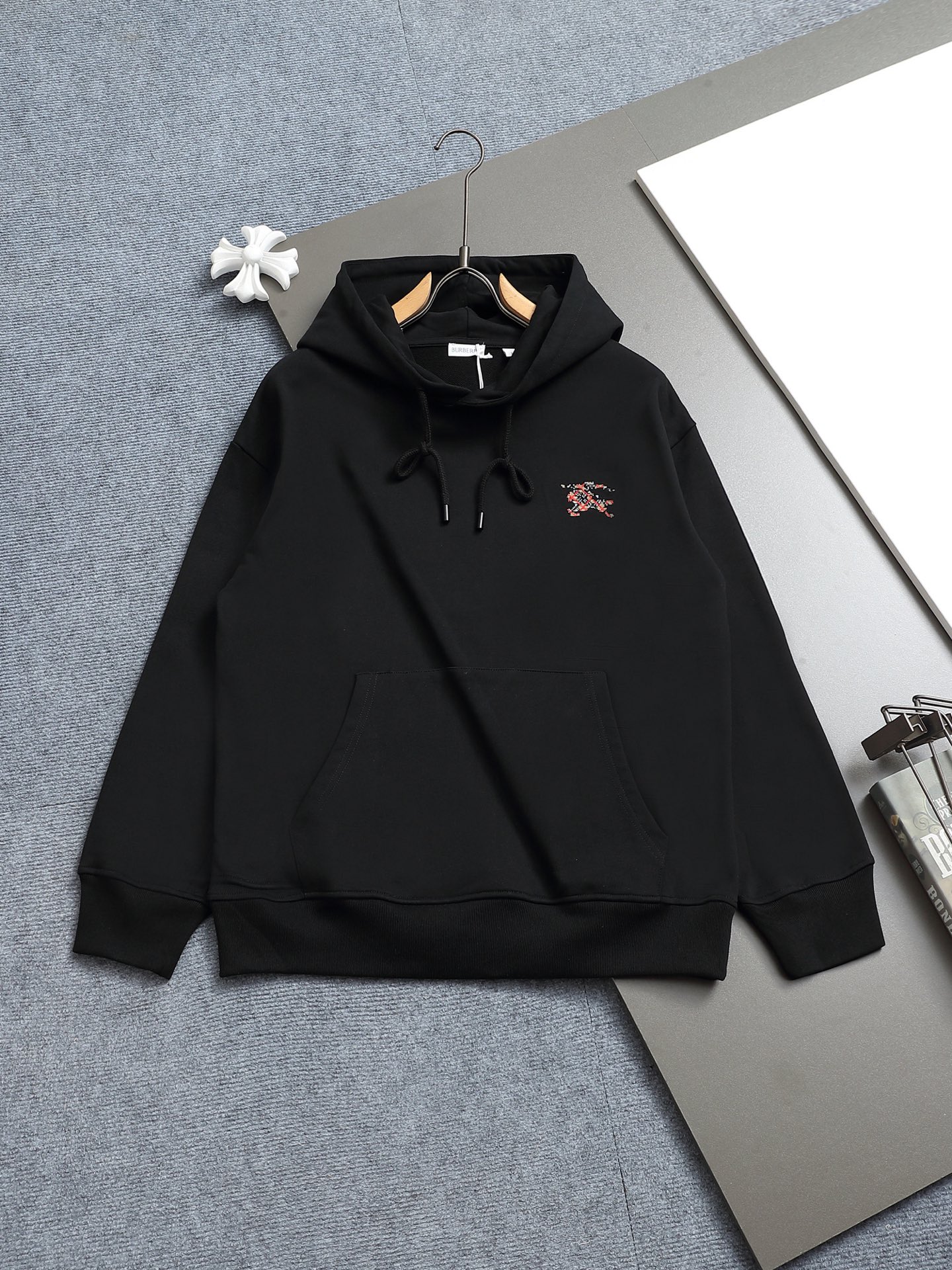 
BURBERRY 巴宝莉 Logo经典战马         TB标识印花 精致升级，灵感源自八十年代复