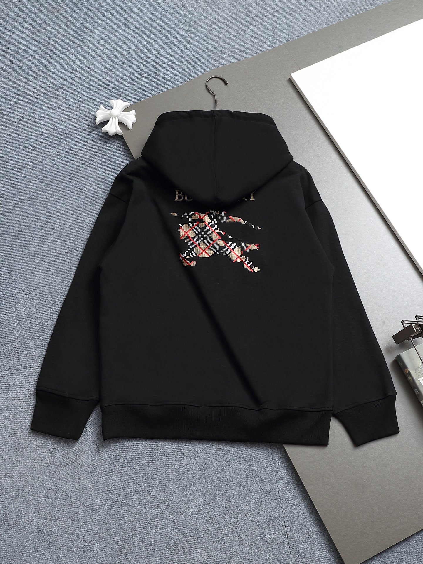 
BURBERRY 巴宝莉 Logo经典战马         TB标识印花 精致升级，灵感源自八十年代复