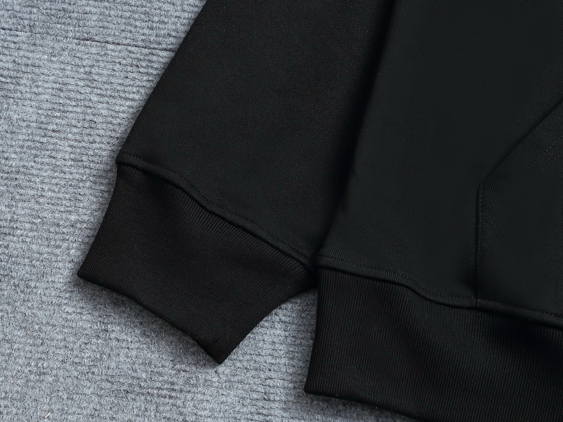 
BURBERRY 巴宝莉 Logo经典战马         TB标识印花 精致升级，灵感源自八十年代复