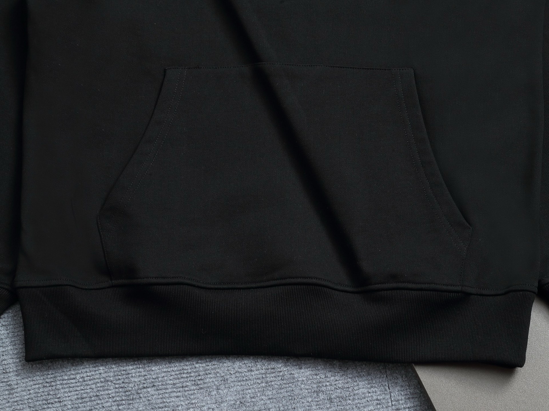 
BURBERRY 巴宝莉 Logo经典战马         TB标识印花 精致升级，灵感源自八十年代复