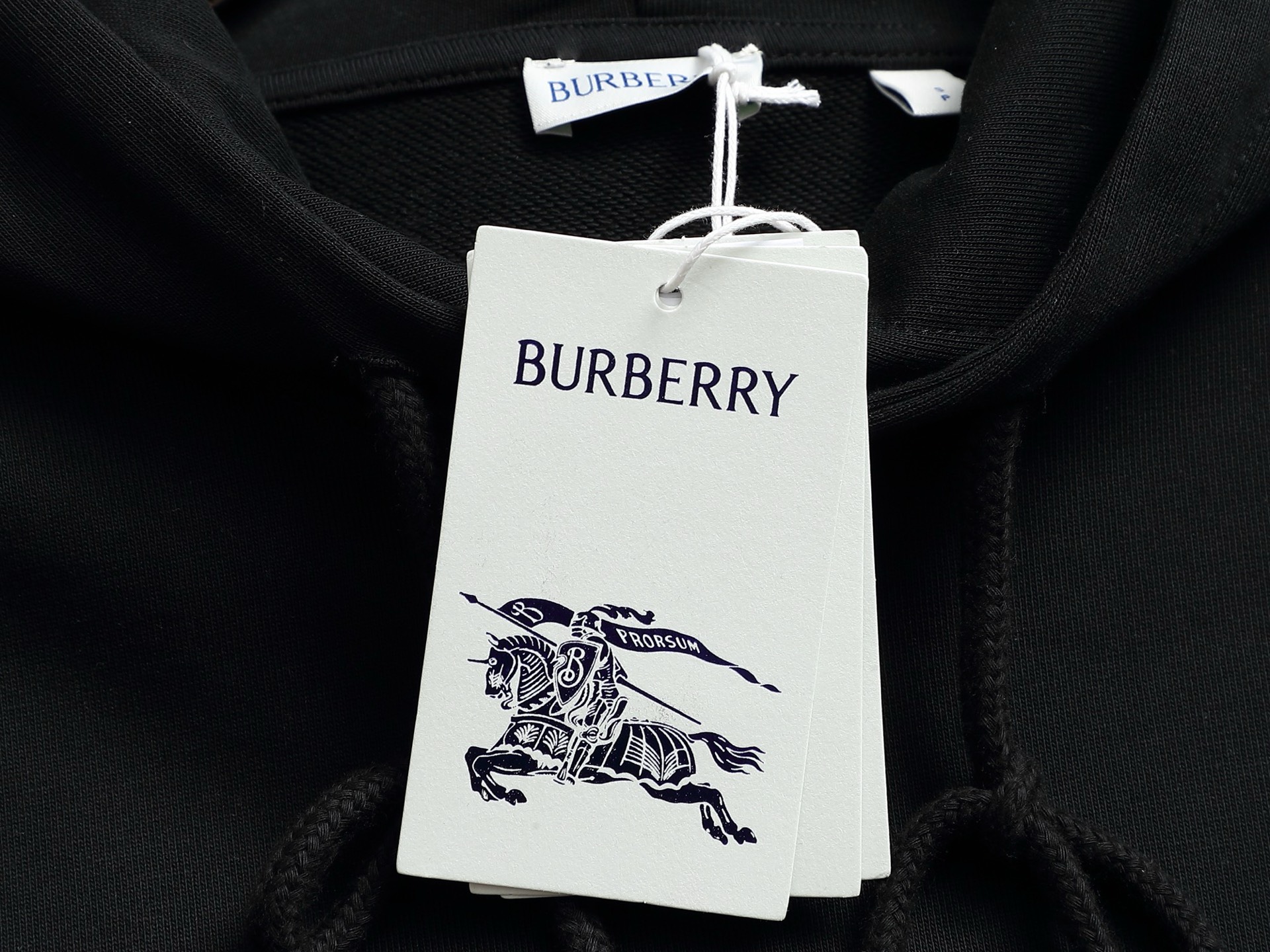 
BURBERRY 巴宝莉 Logo经典战马         TB标识印花 精致升级，灵感源自八十年代复