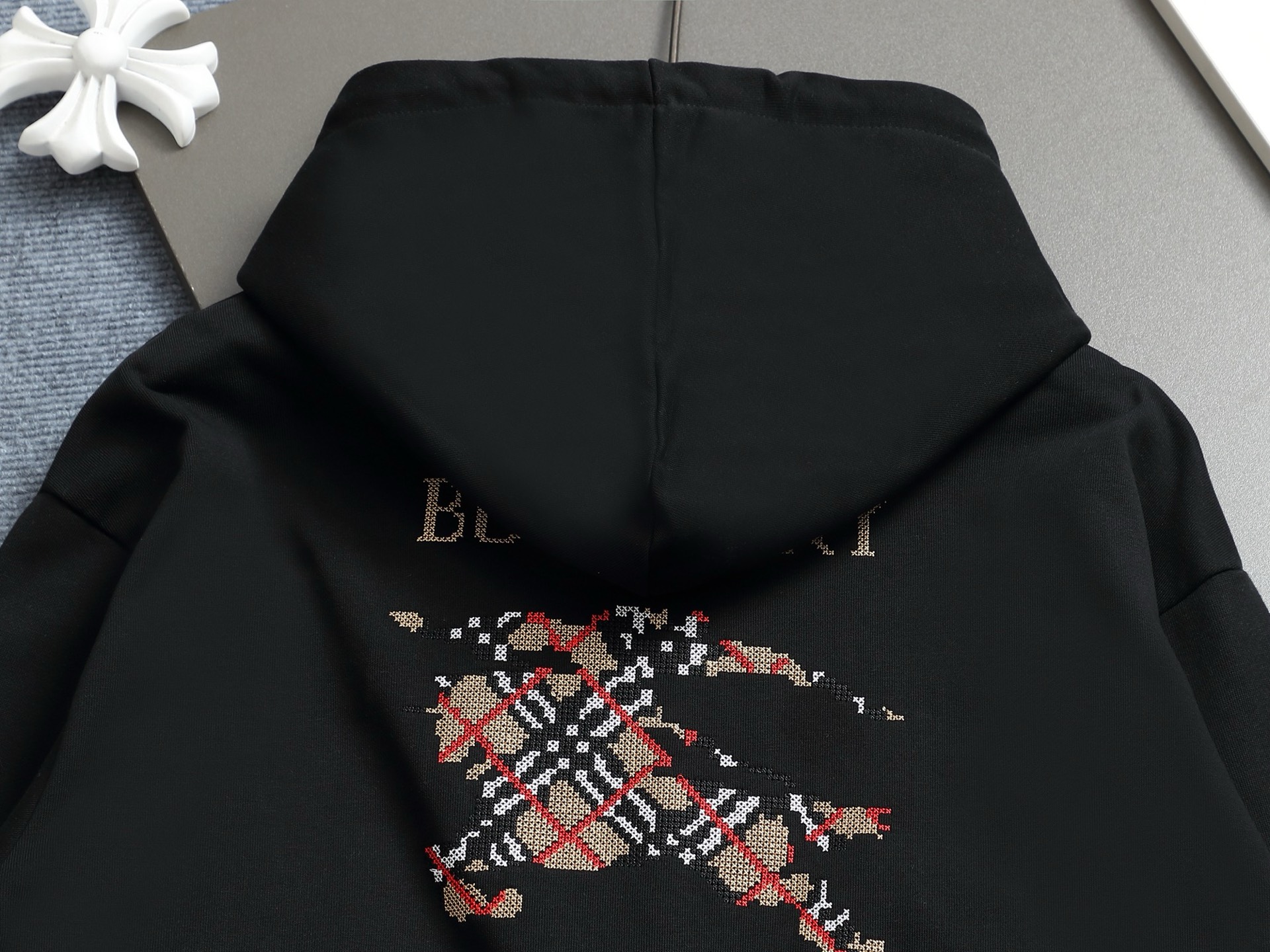 
BURBERRY 巴宝莉 Logo经典战马         TB标识印花 精致升级，灵感源自八十年代复