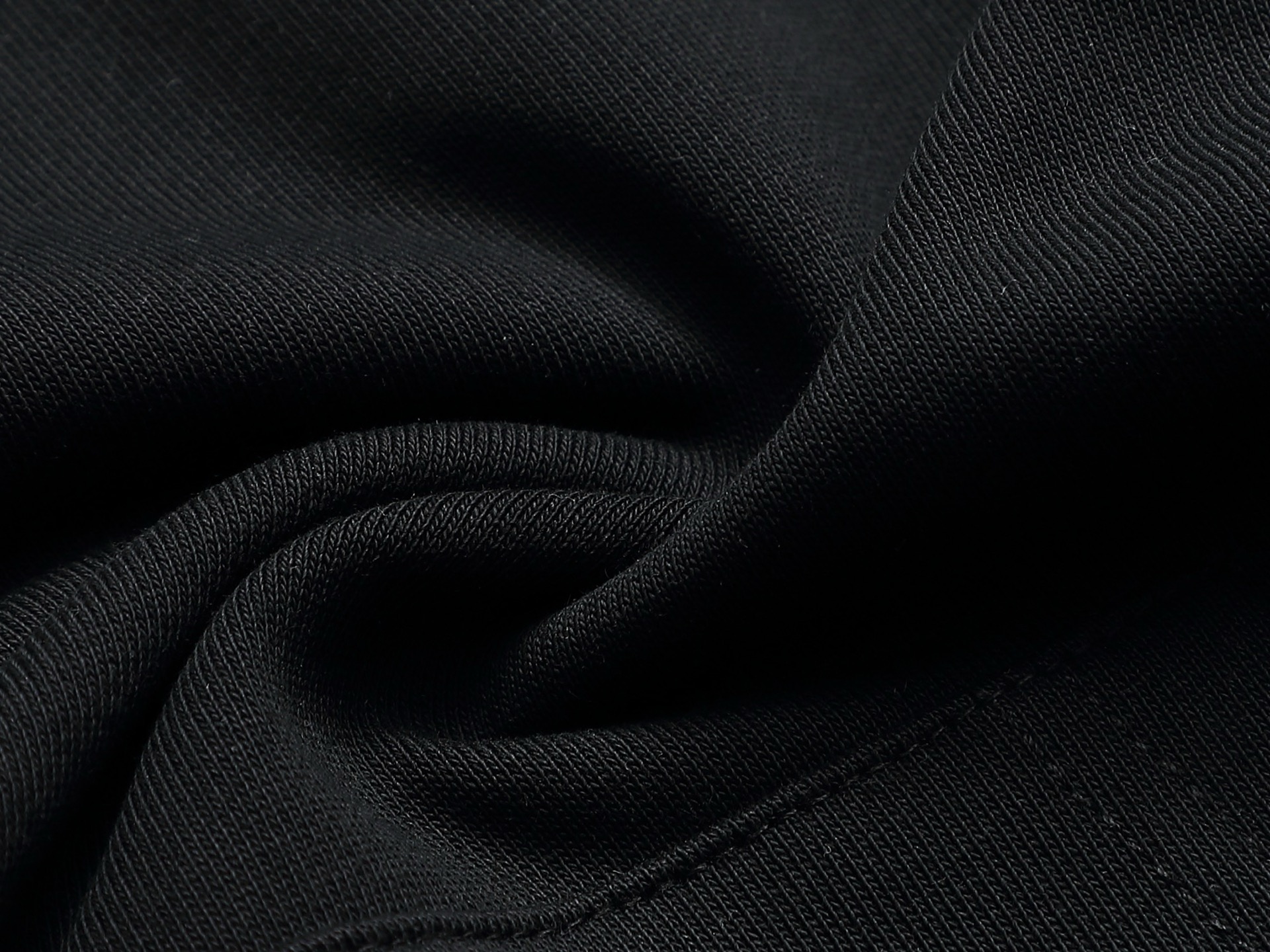 
BURBERRY 巴宝莉 Logo经典战马         TB标识印花 精致升级，灵感源自八十年代复