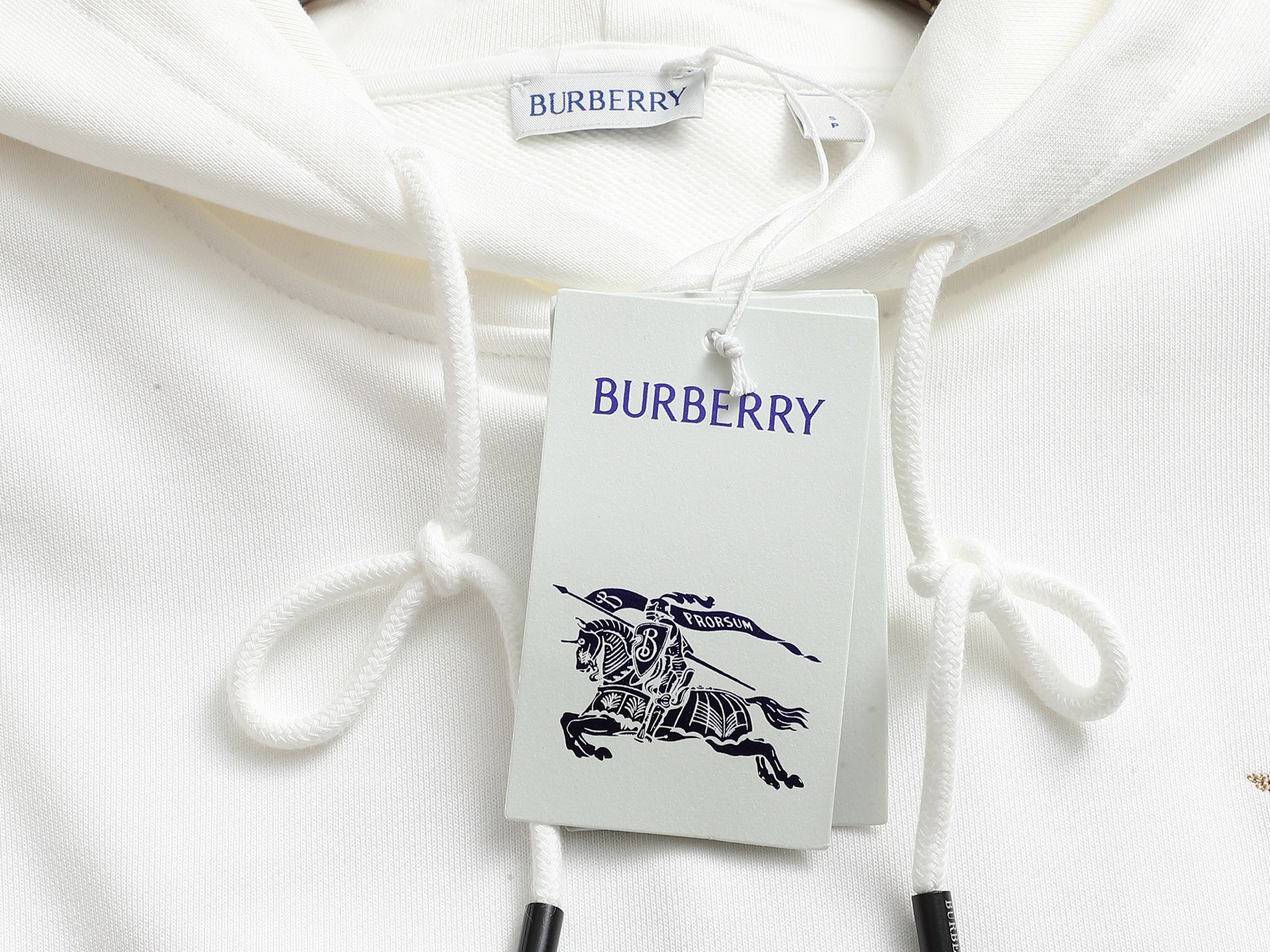 
BURBERRY 巴宝莉 Logo经典战马         TB标识印花 精致升级，灵感源自八十年代复