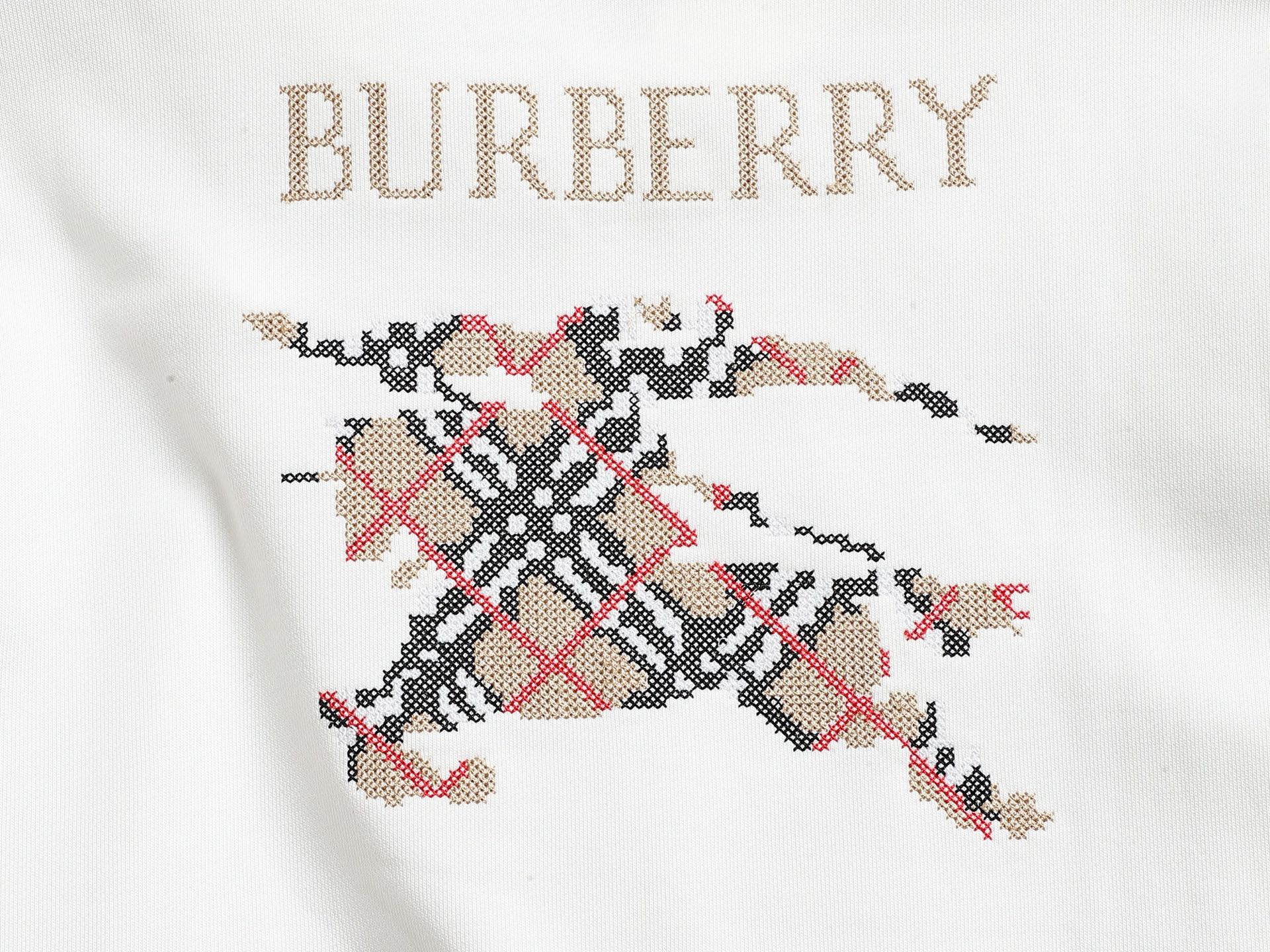 
BURBERRY 巴宝莉 Logo经典战马         TB标识印花 精致升级，灵感源自八十年代复