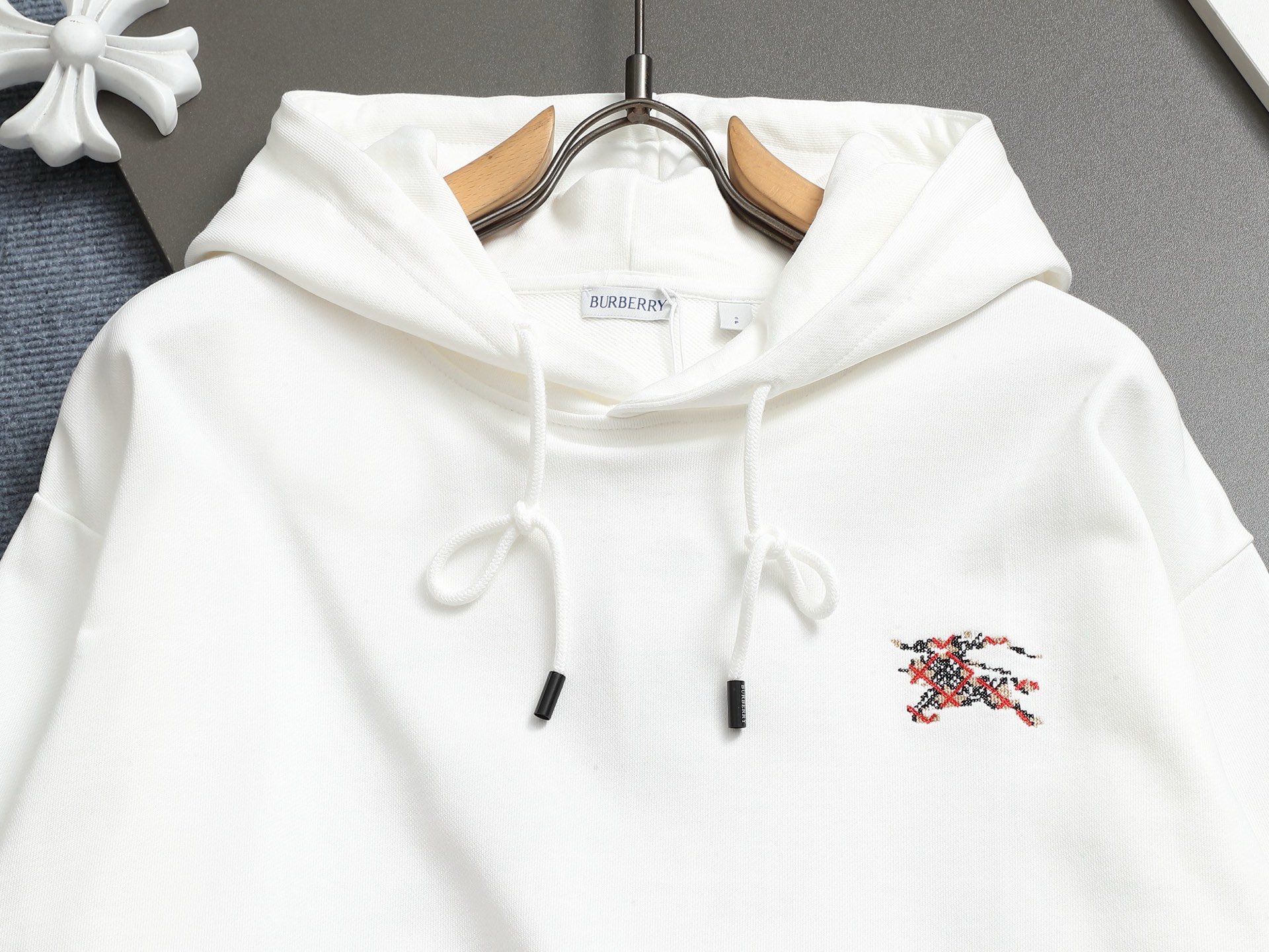 
BURBERRY 巴宝莉 Logo经典战马         TB标识印花 精致升级，灵感源自八十年代复