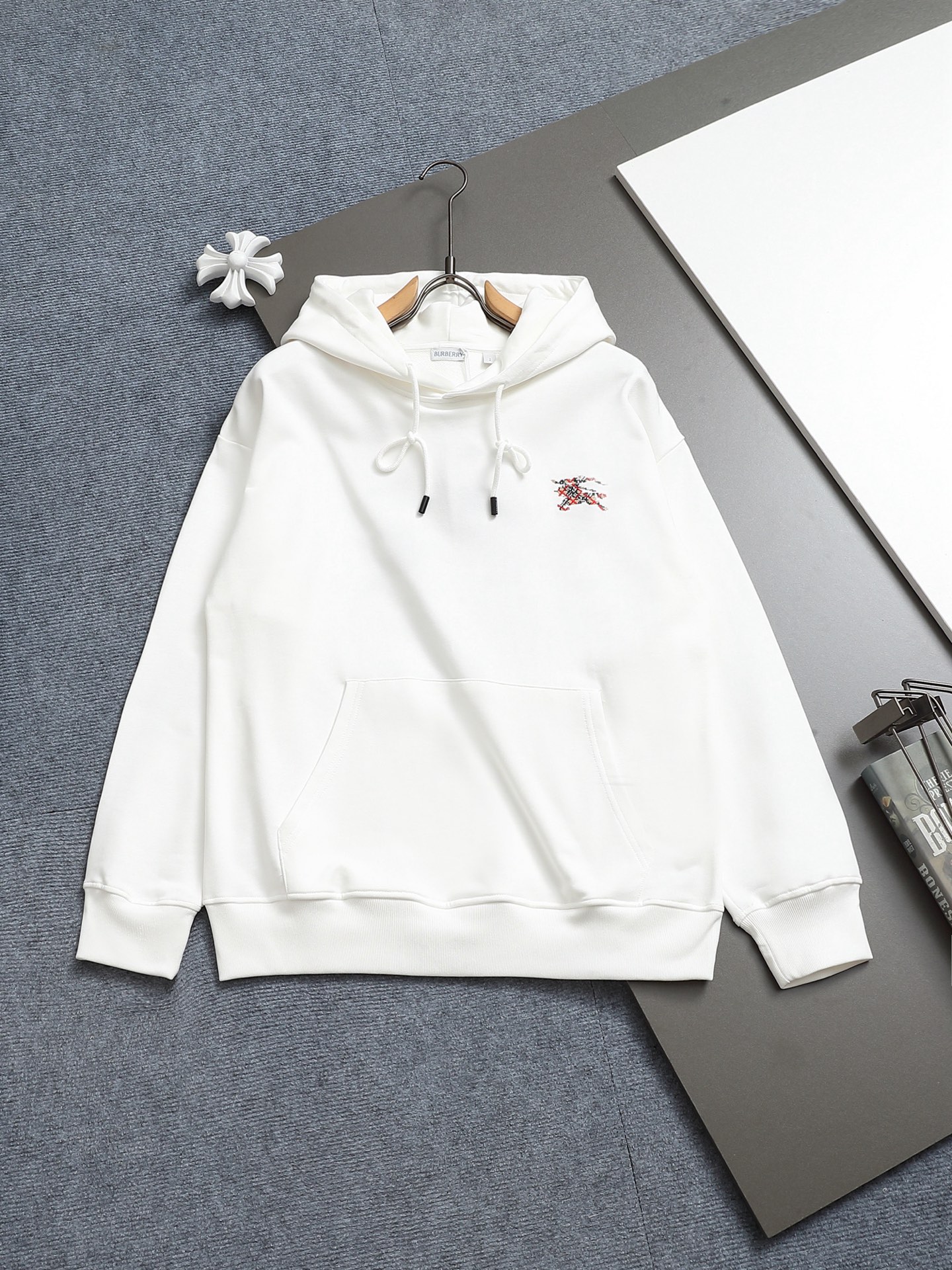 
BURBERRY 巴宝莉 Logo经典战马         TB标识印花 精致升级，灵感源自八十年代复