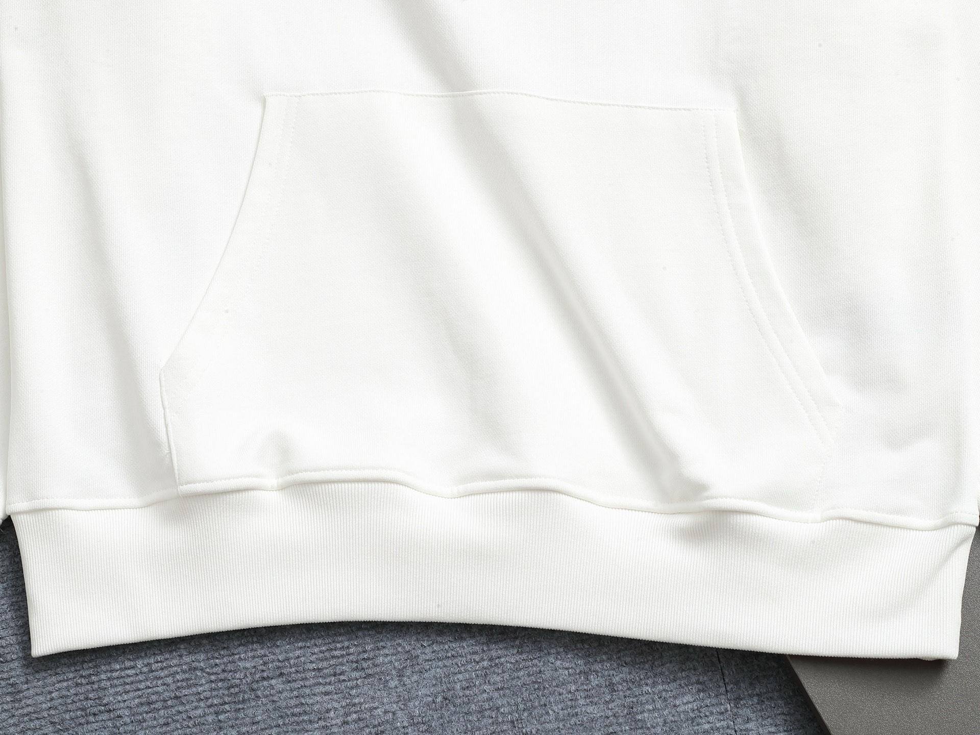 
BURBERRY 巴宝莉 Logo经典战马         TB标识印花 精致升级，灵感源自八十年代复