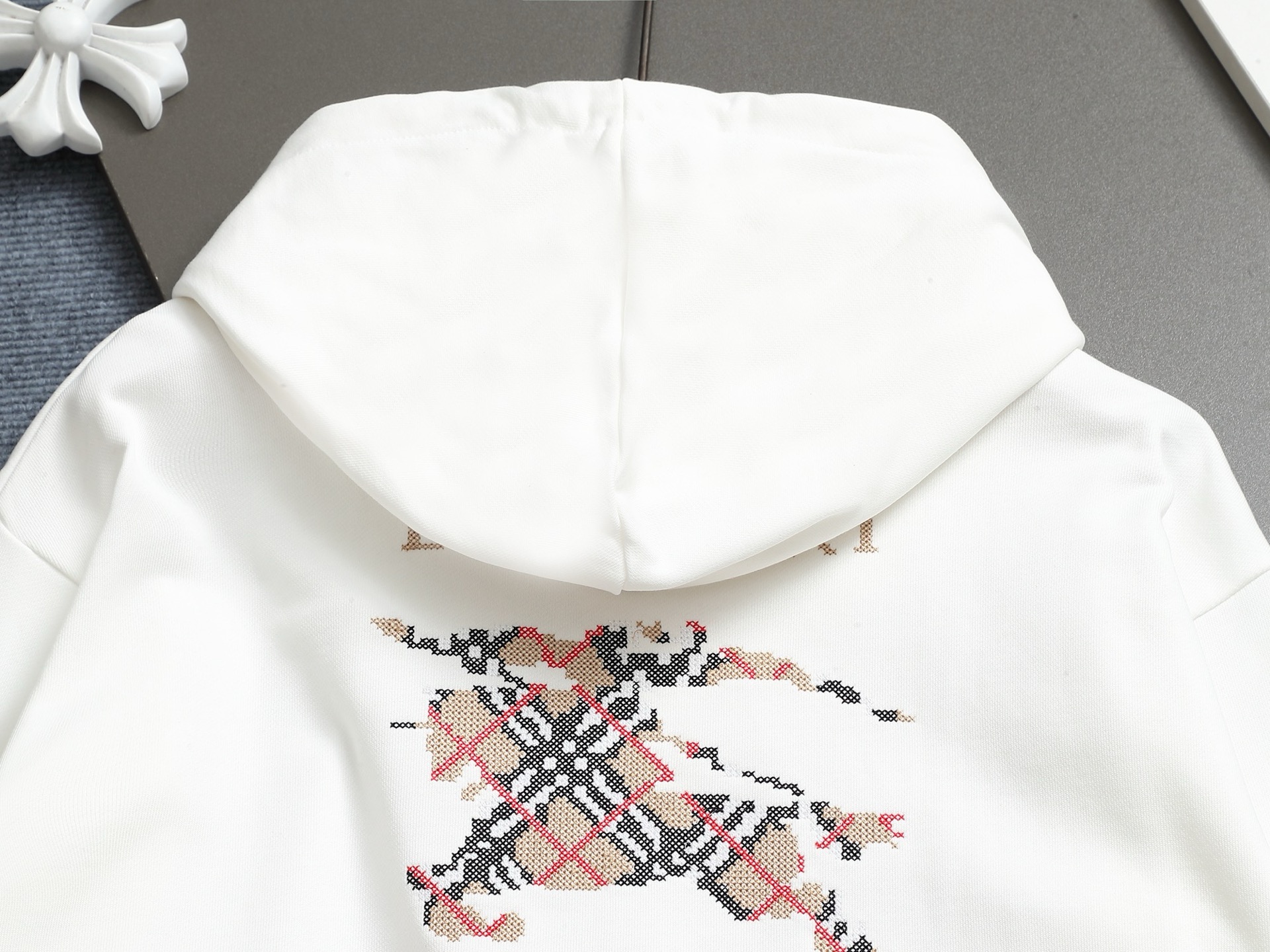 
BURBERRY 巴宝莉 Logo经典战马         TB标识印花 精致升级，灵感源自八十年代复