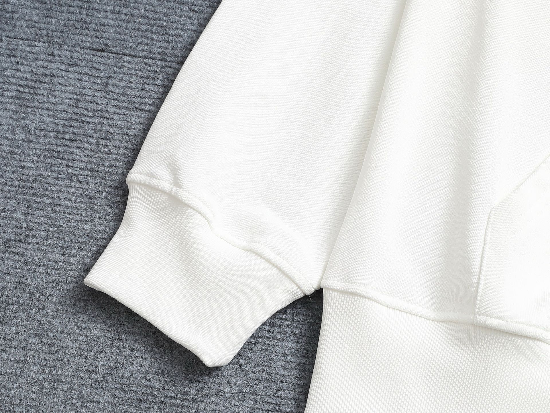 
BURBERRY 巴宝莉 Logo经典战马         TB标识印花 精致升级，灵感源自八十年代复