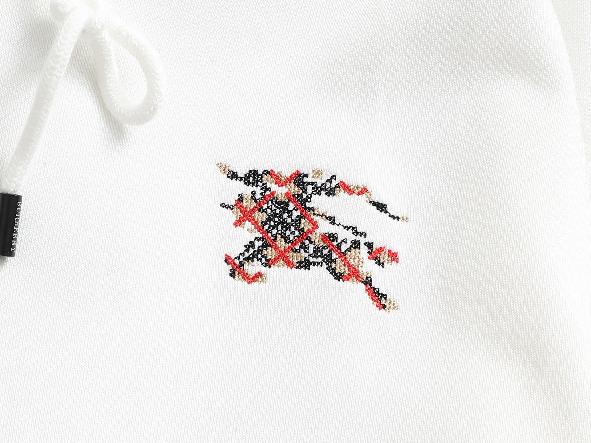 
BURBERRY 巴宝莉 Logo经典战马         TB标识印花 精致升级，灵感源自八十年代复