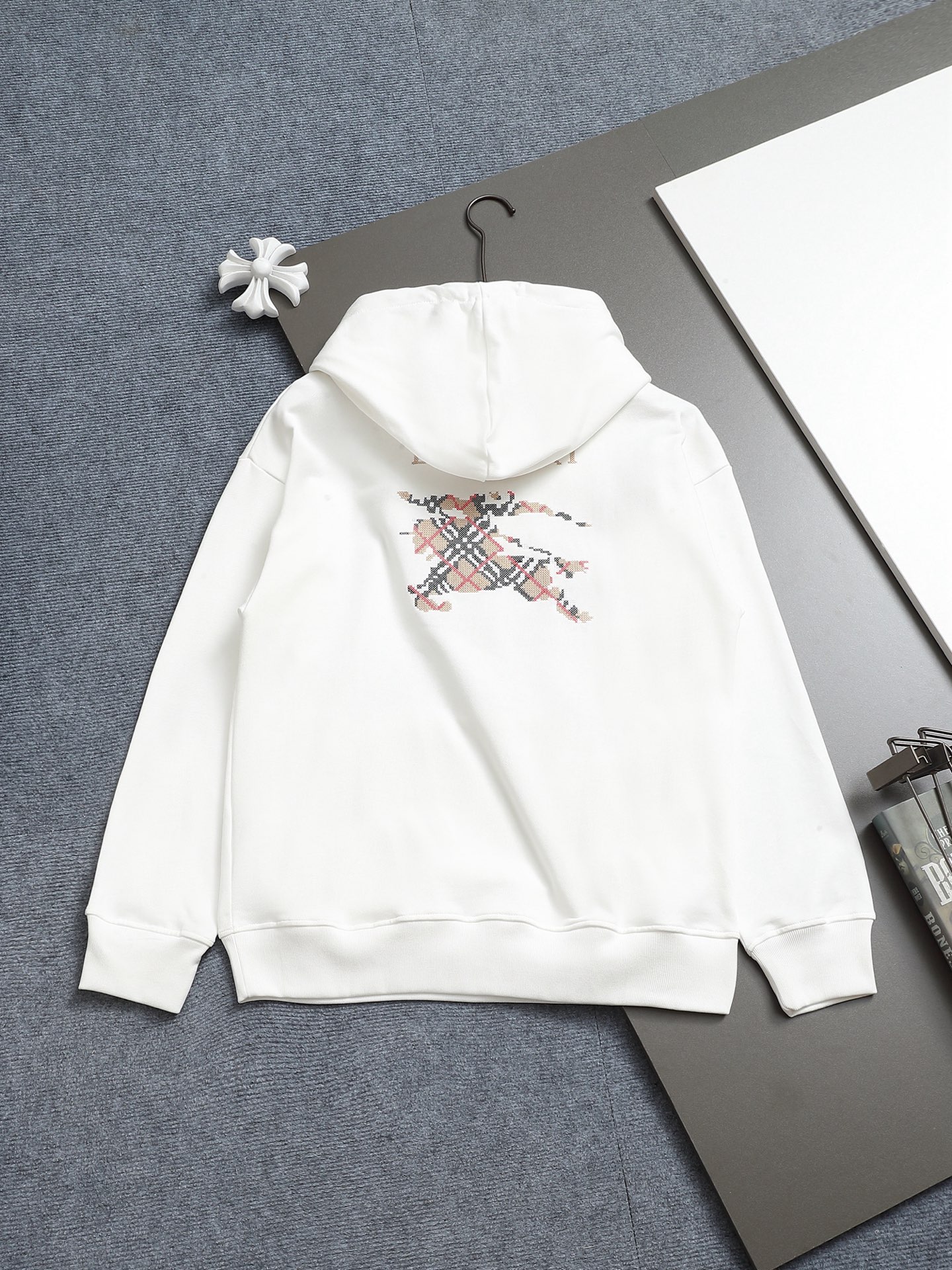 
BURBERRY 巴宝莉 Logo经典战马         TB标识印花 精致升级，灵感源自八十年代复