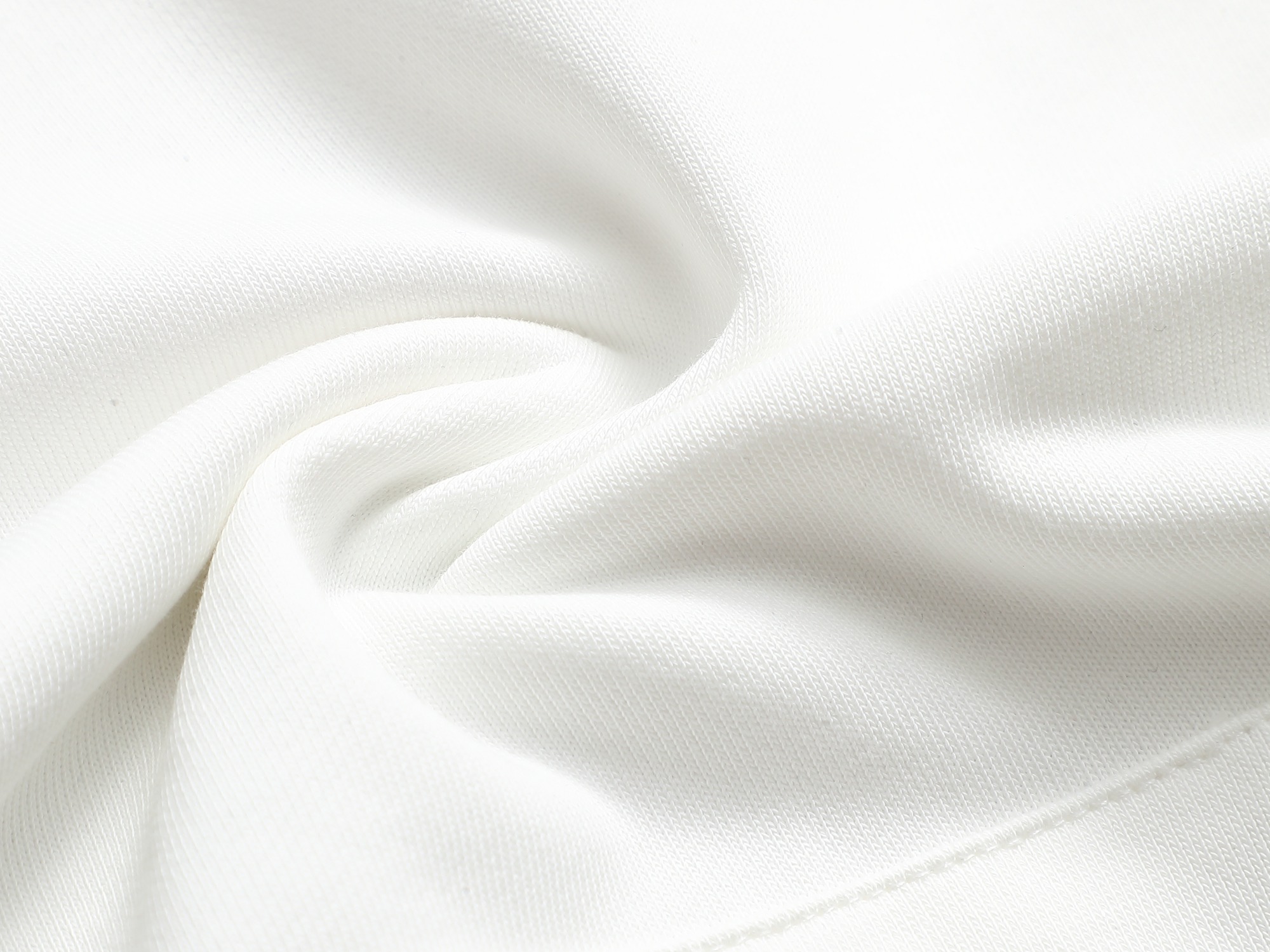 
BURBERRY 巴宝莉 Logo经典战马         TB标识印花 精致升级，灵感源自八十年代复