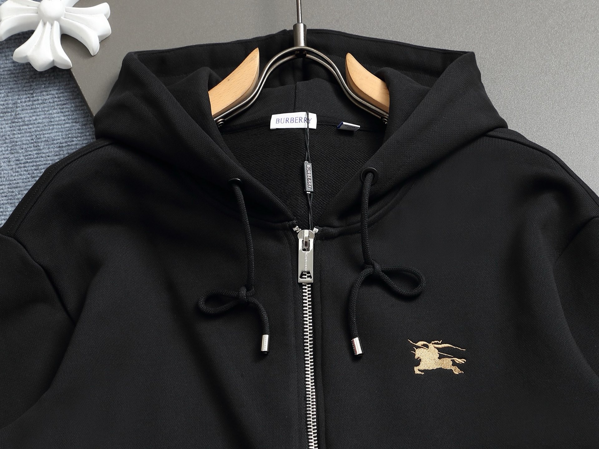 
BURBERRY 巴宝莉 Logo经典战马         
TB标识印花 精致升级，灵感源自八十年代