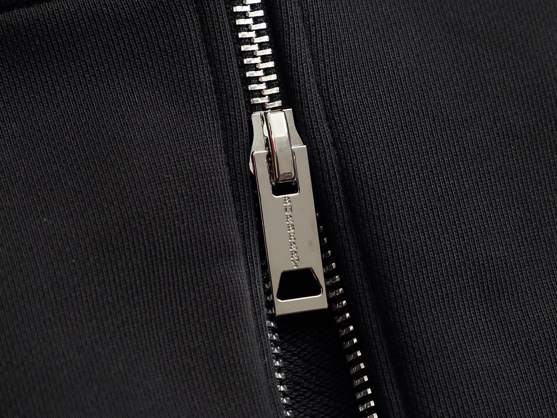 
BURBERRY 巴宝莉 Logo经典战马         
TB标识印花 精致升级，灵感源自八十年代