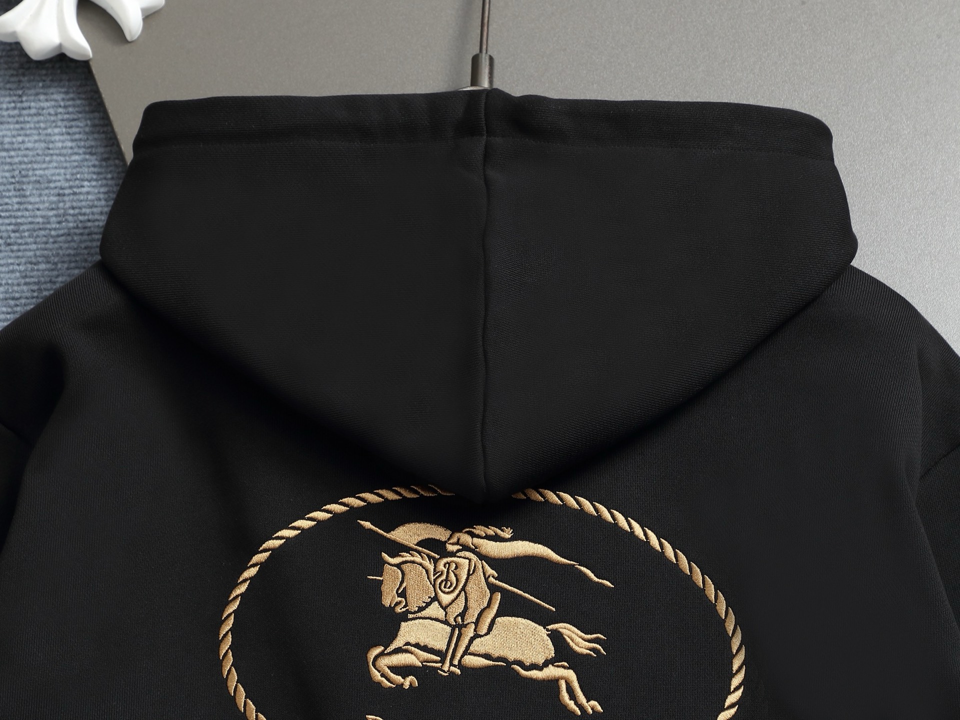 
BURBERRY 巴宝莉 Logo经典战马         
TB标识印花 精致升级，灵感源自八十年代