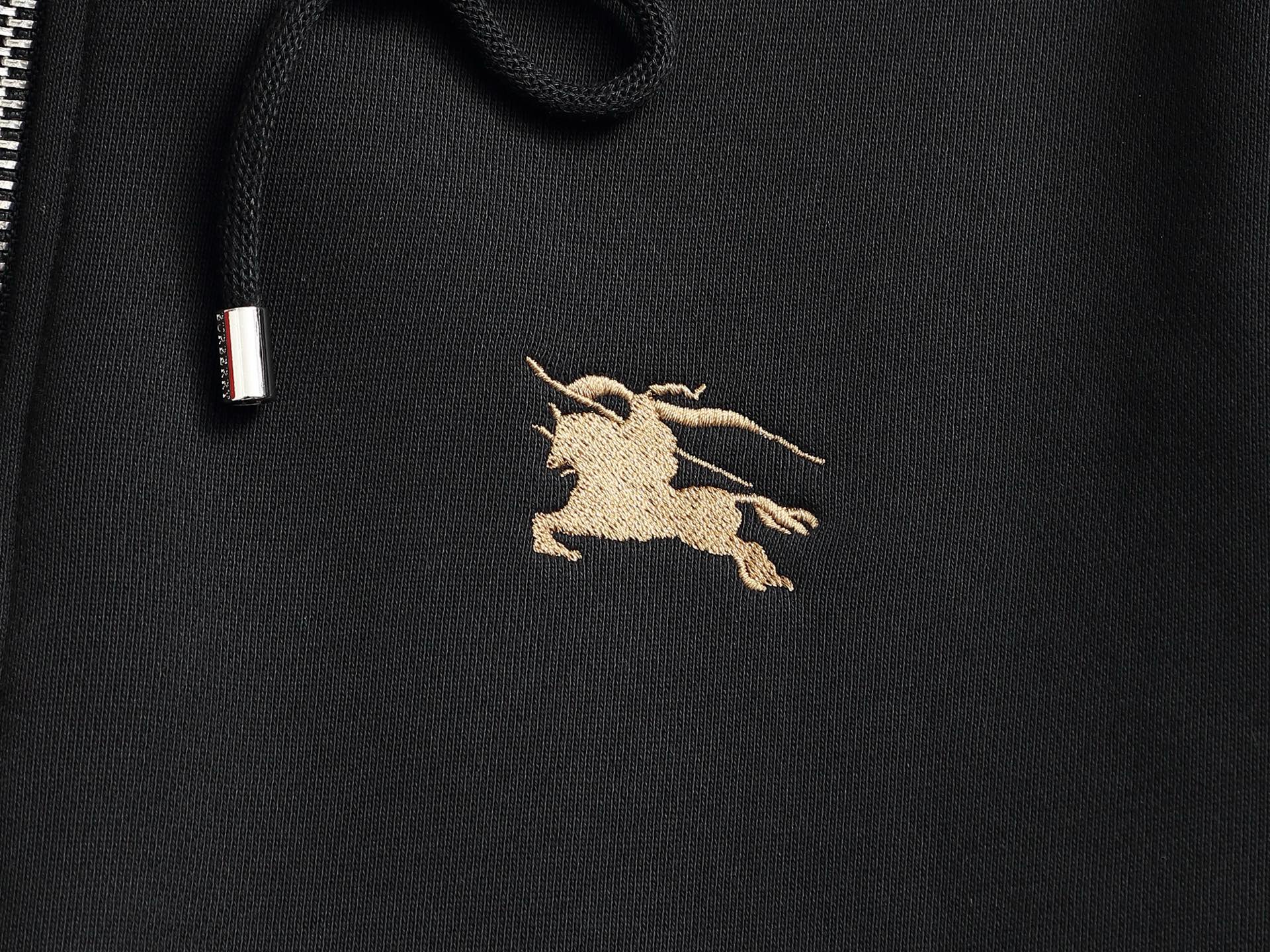 
BURBERRY 巴宝莉 Logo经典战马         
TB标识印花 精致升级，灵感源自八十年代