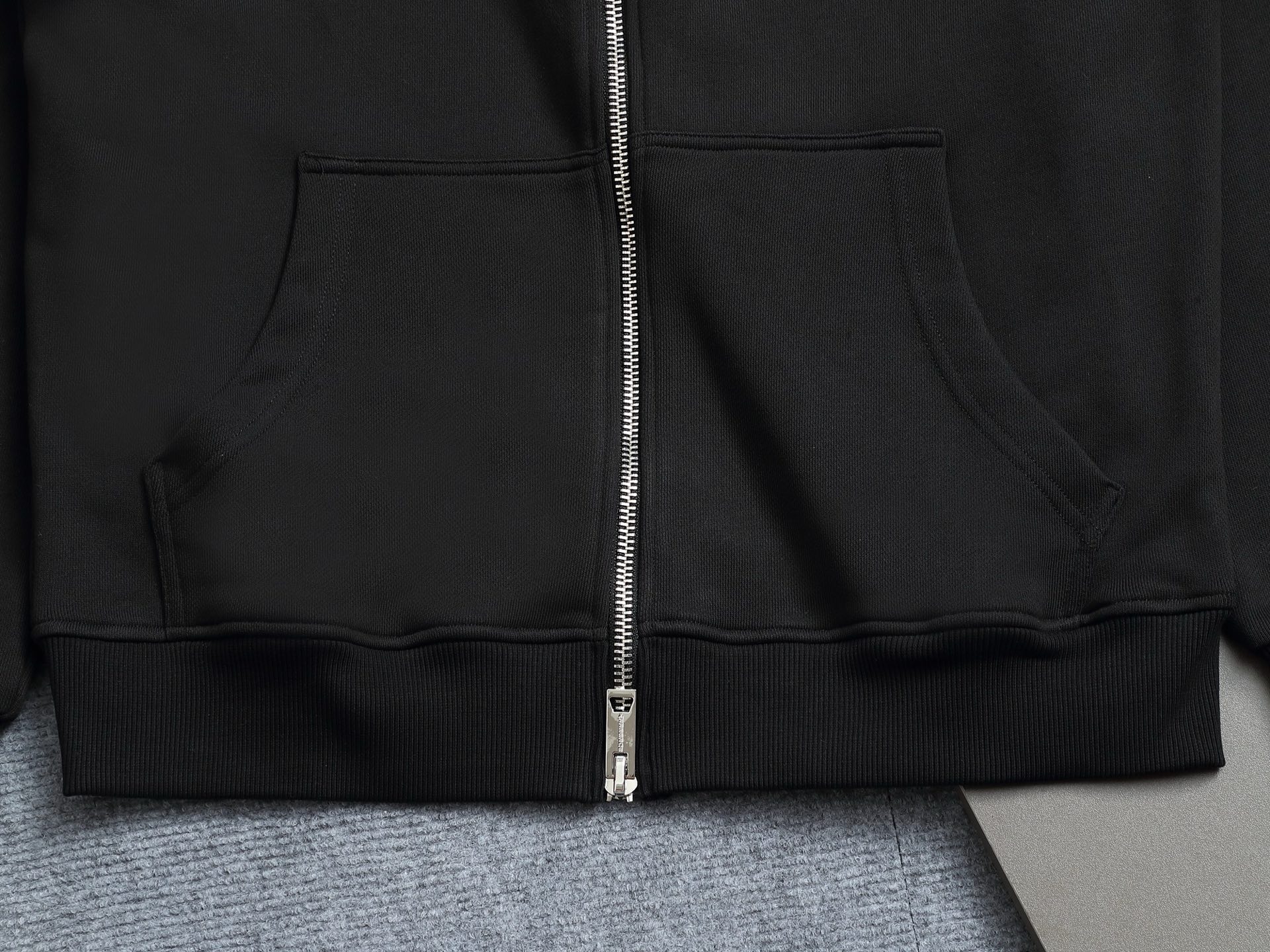 
BURBERRY 巴宝莉 Logo经典战马         
TB标识印花 精致升级，灵感源自八十年代