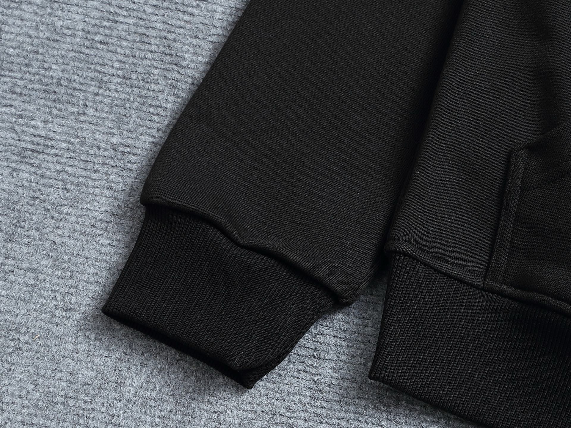 
BURBERRY 巴宝莉 Logo经典战马         
TB标识印花 精致升级，灵感源自八十年代